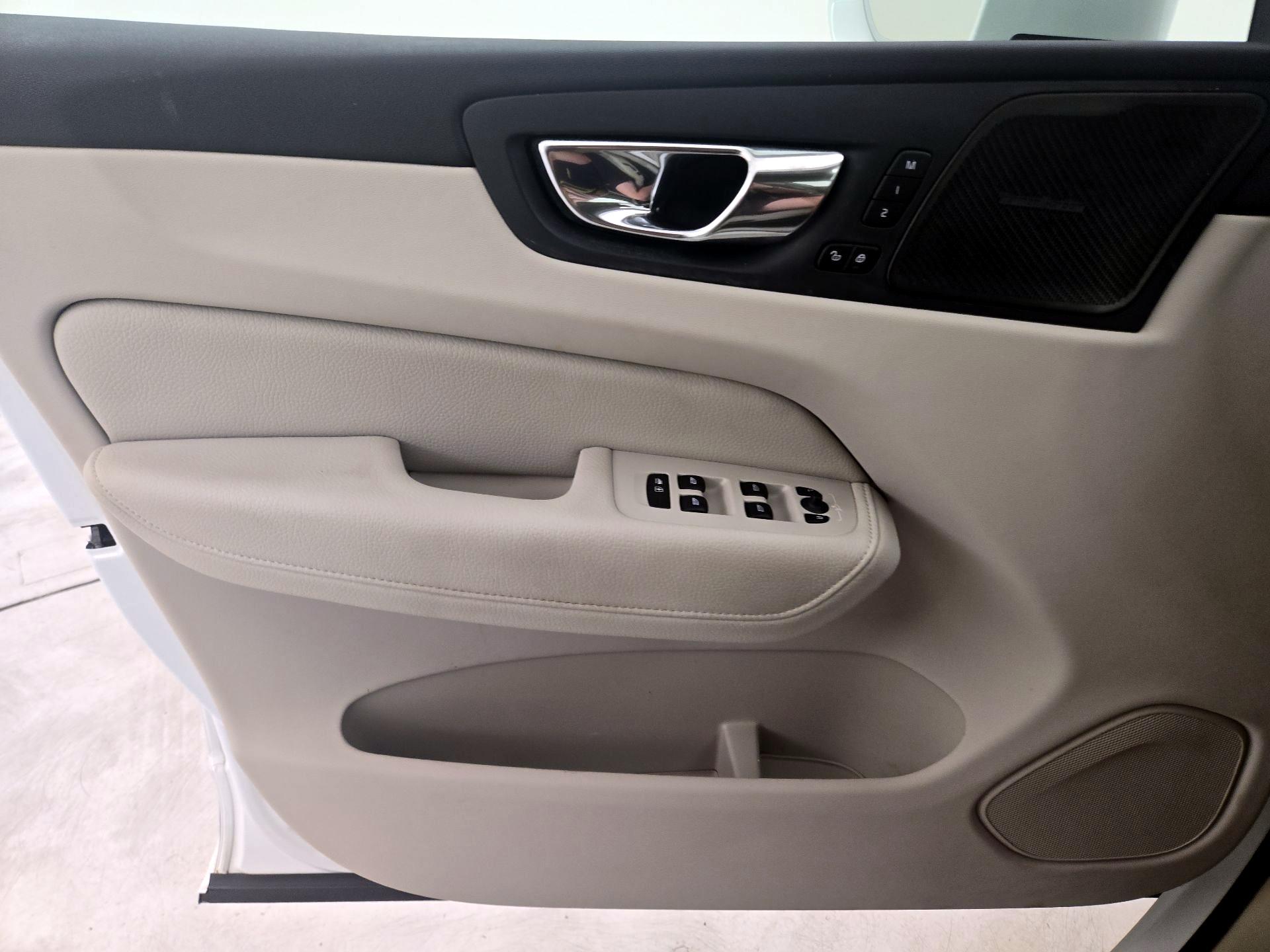 Thumbnail: 2020 Volvo XC60 - 12