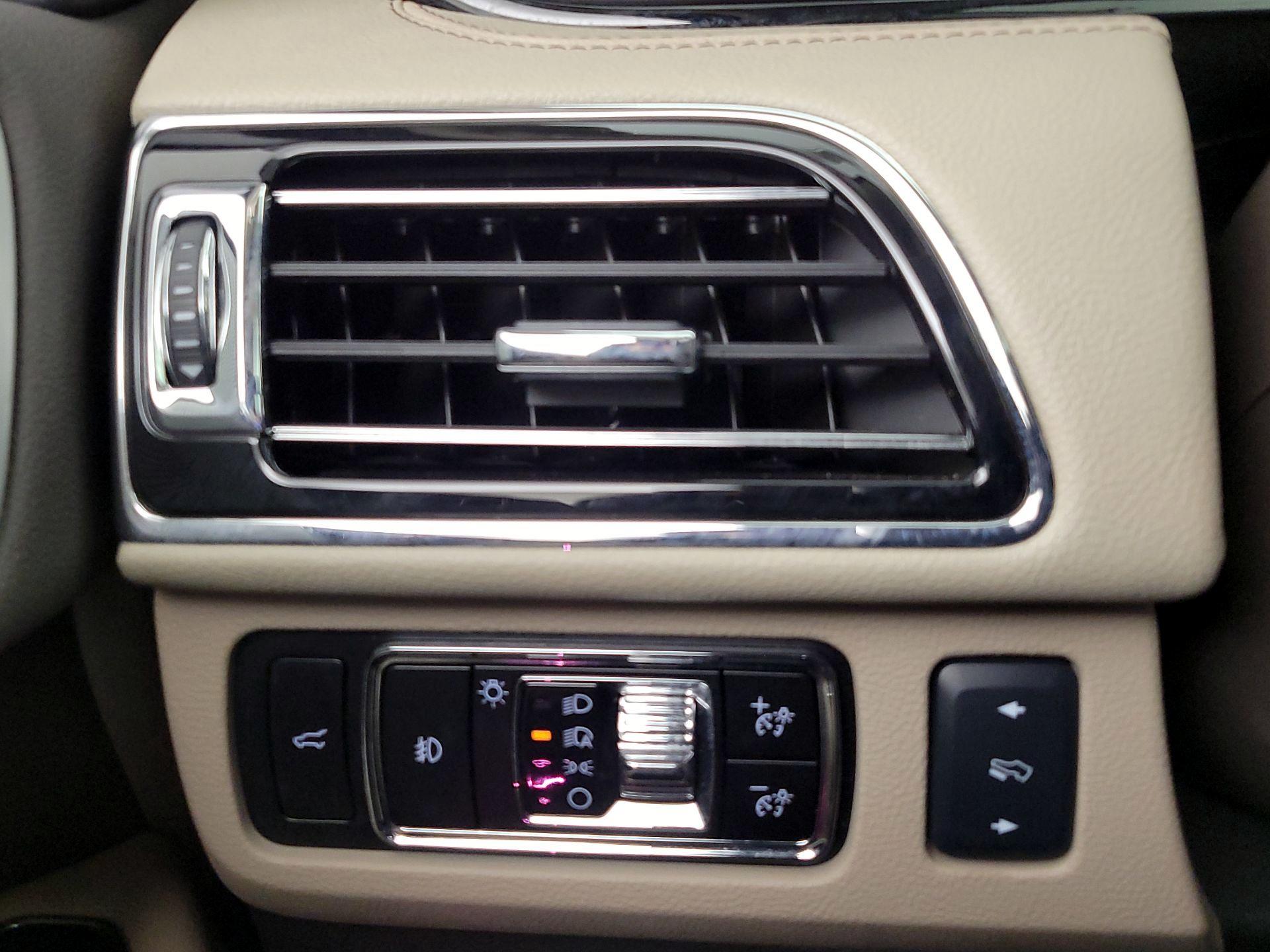 Thumbnail: 2023 Lincoln Navigator L - 13