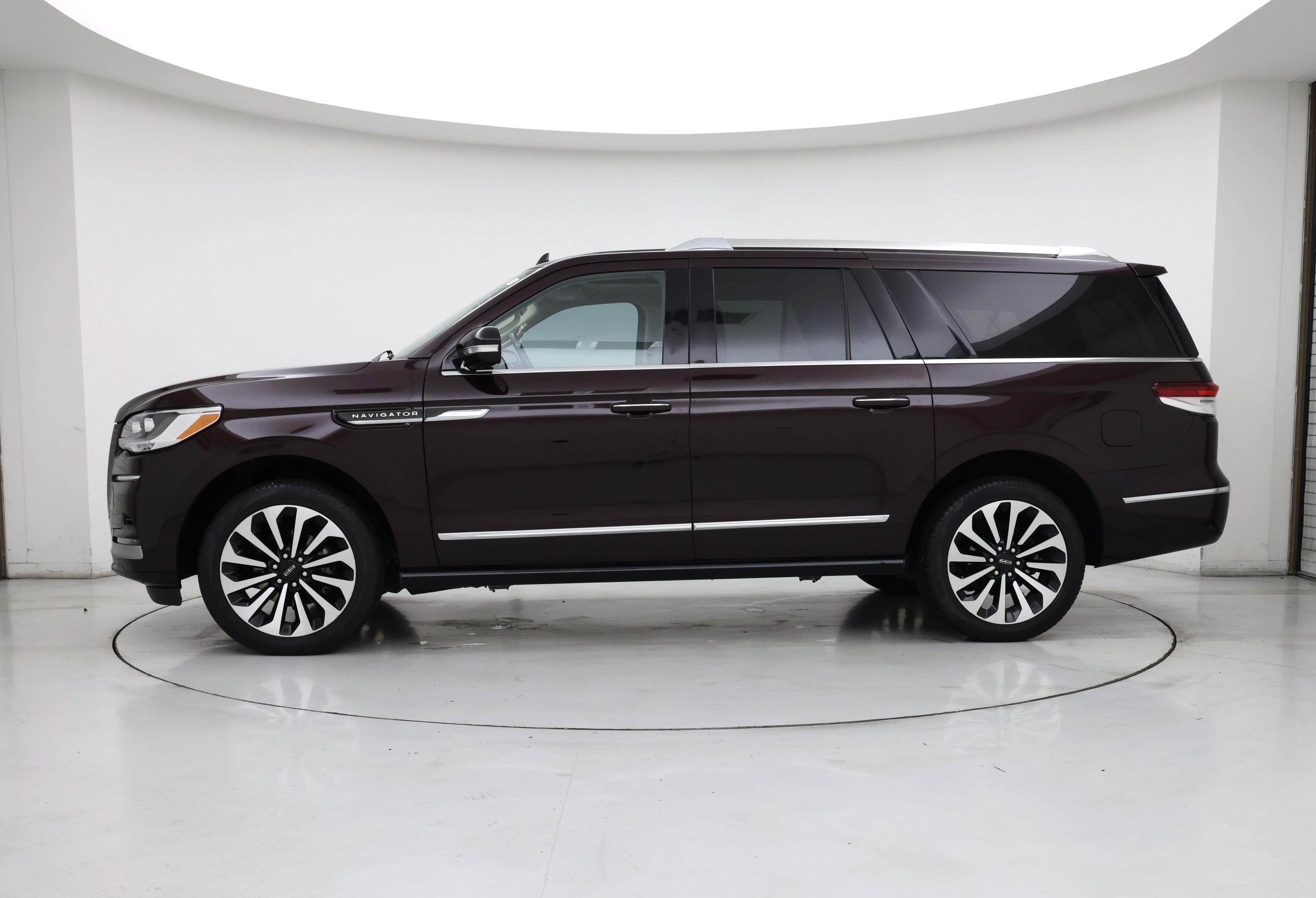 Thumbnail: 2023 Lincoln Navigator L - 3