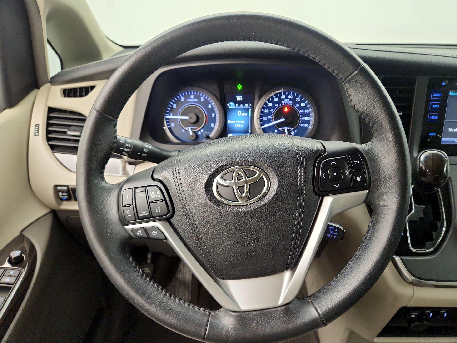 Thumbnail: 2017 Toyota Sienna - 10