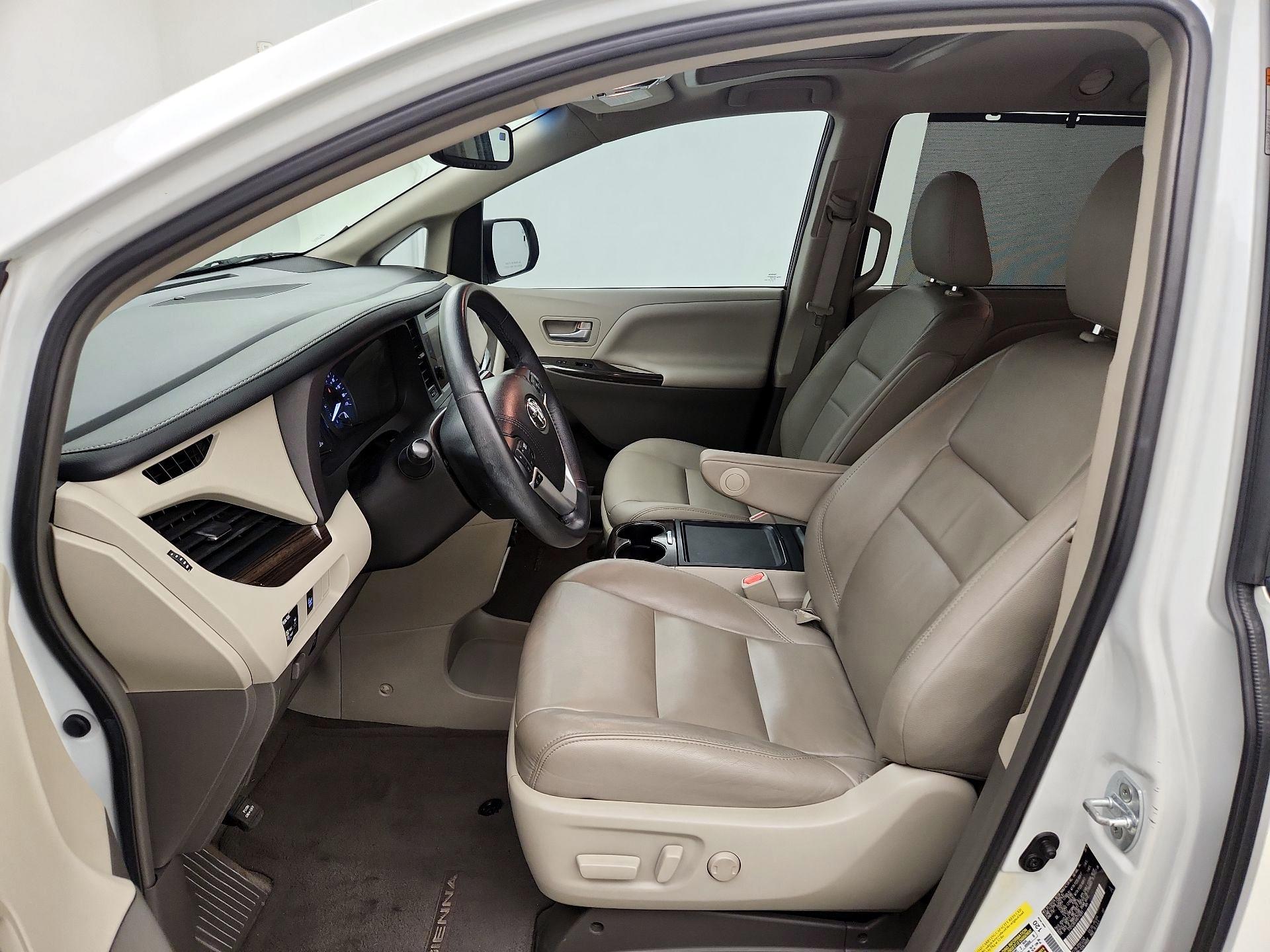 Thumbnail: 2017 Toyota Sienna - 11