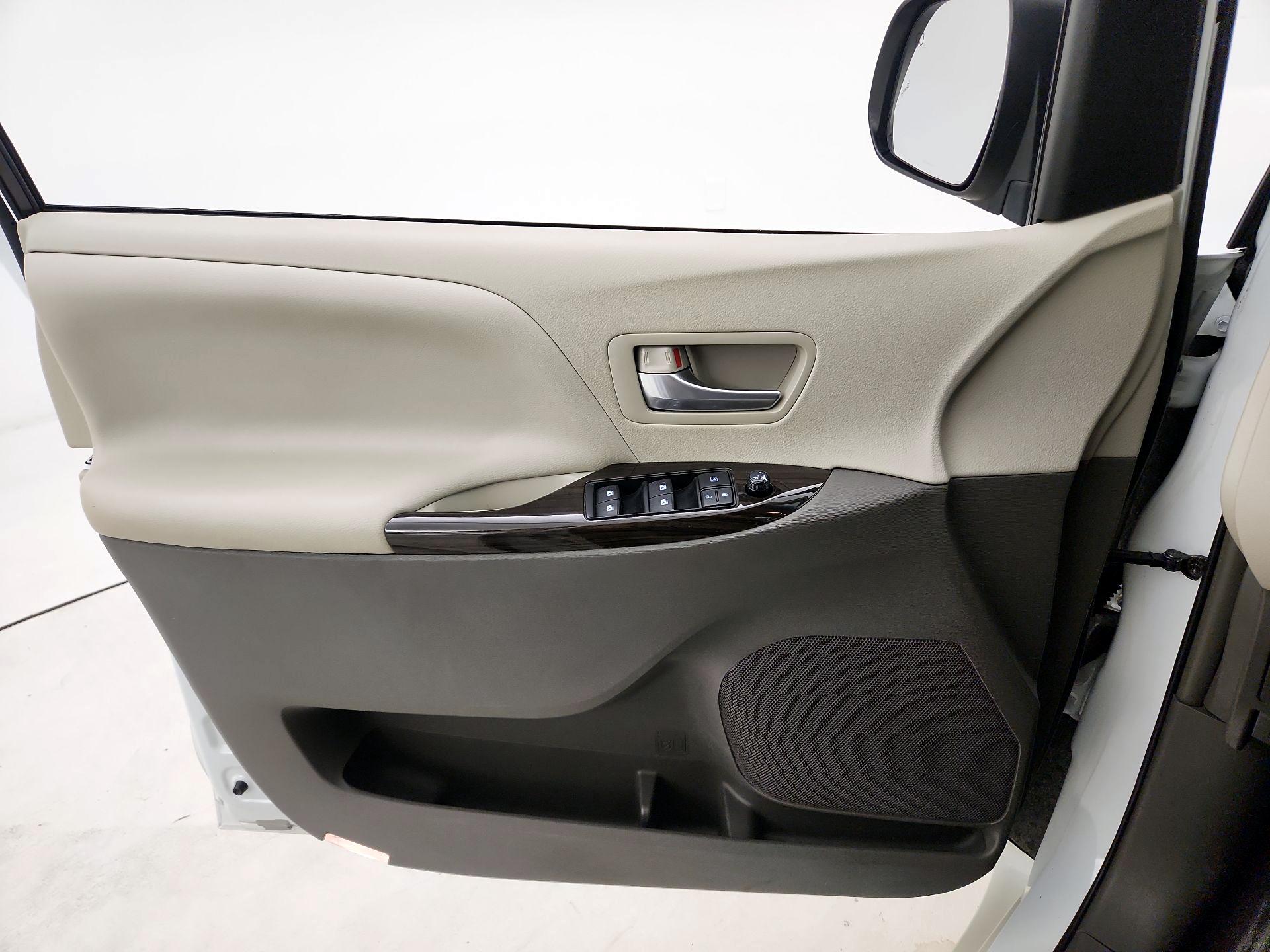 Thumbnail: 2017 Toyota Sienna - 12
