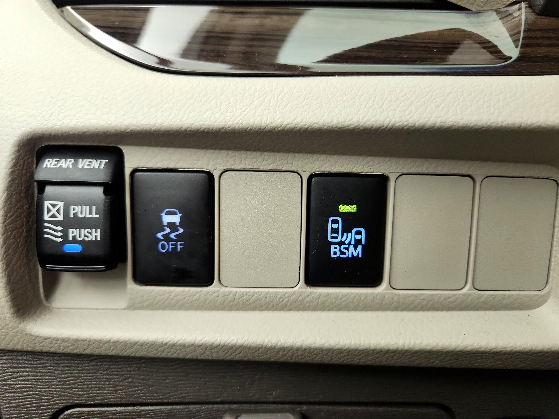 Thumbnail: 2017 Toyota Sienna - 13