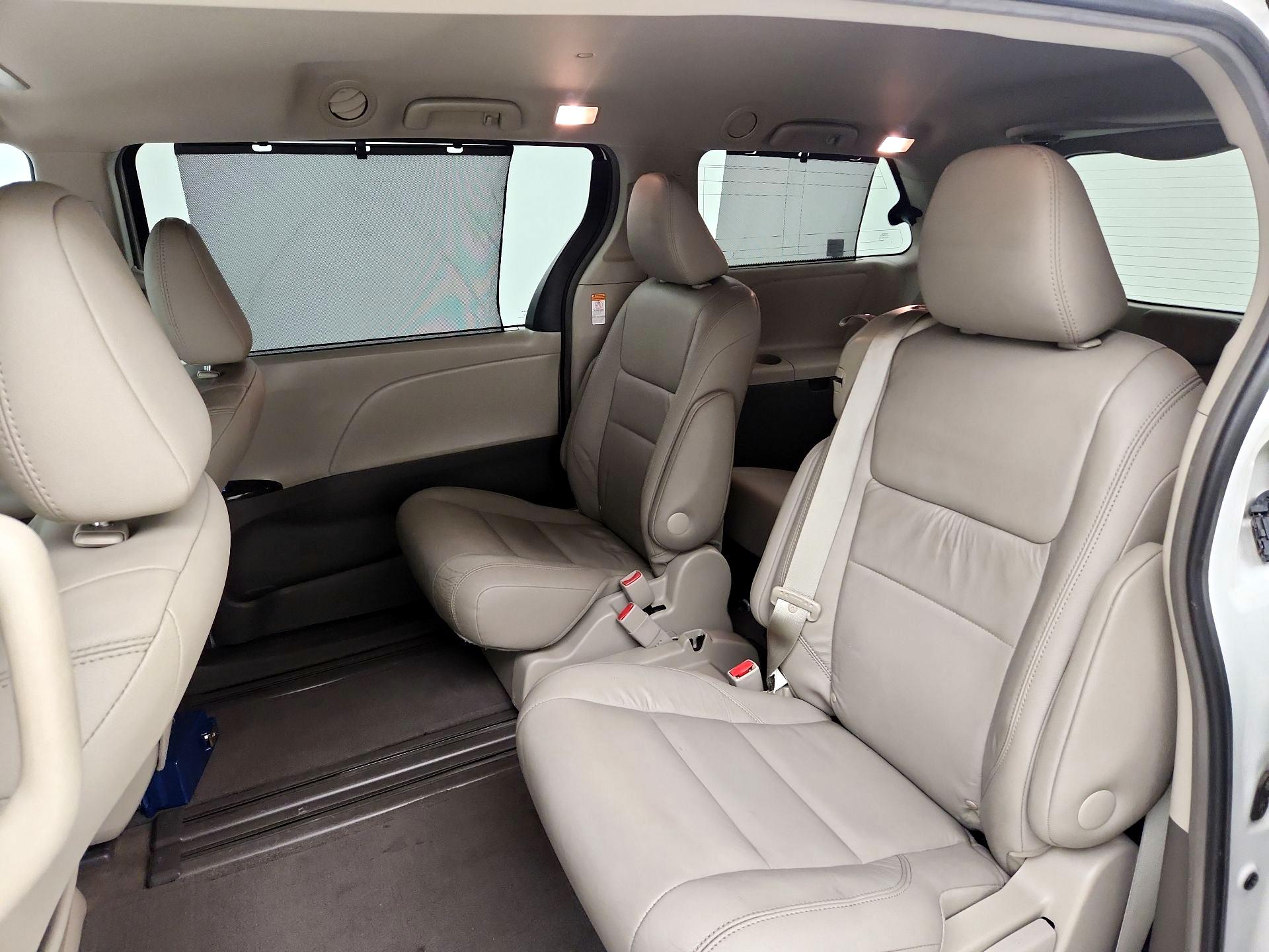 Thumbnail: 2017 Toyota Sienna - 18