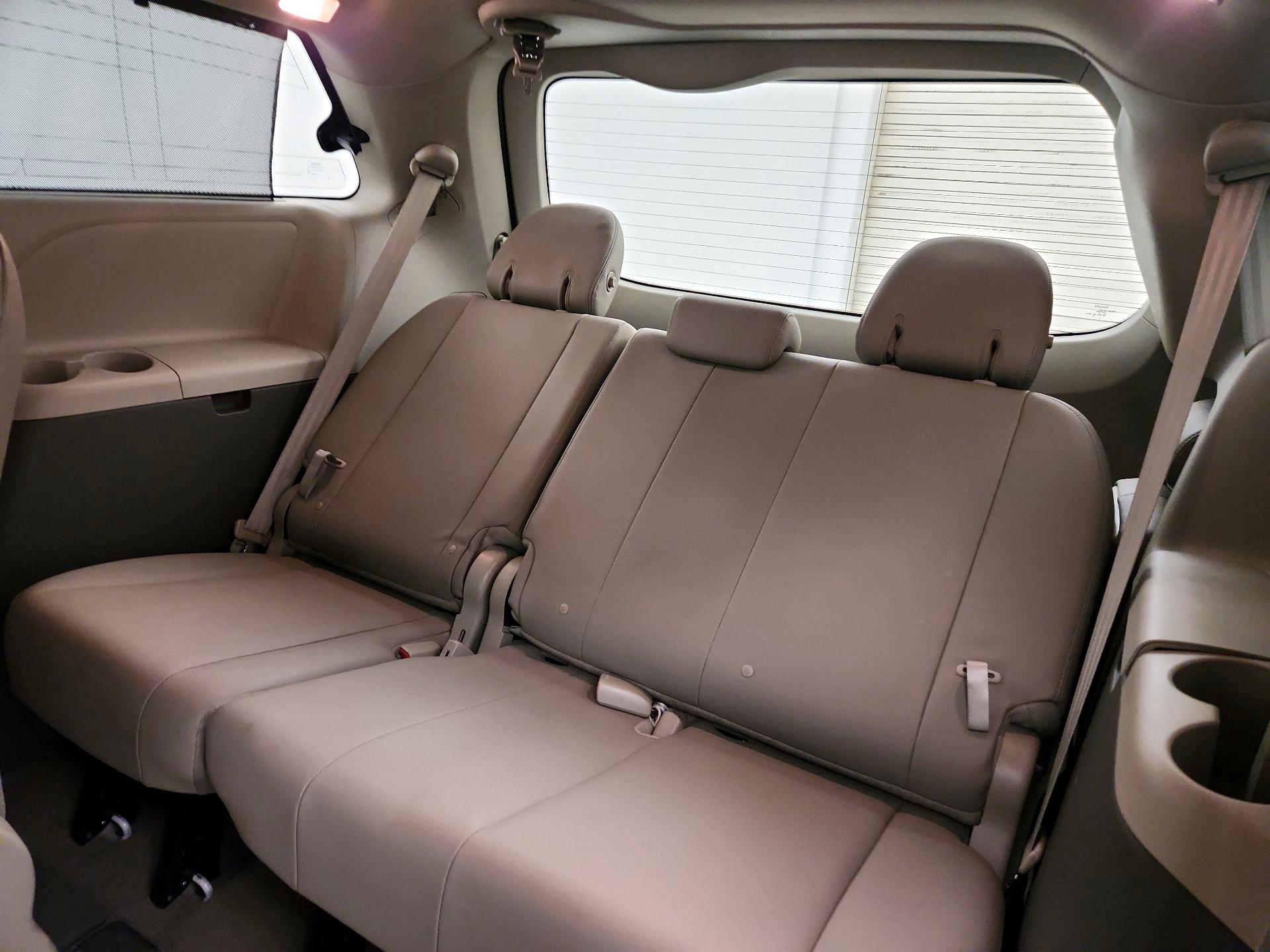 Thumbnail: 2017 Toyota Sienna - 19
