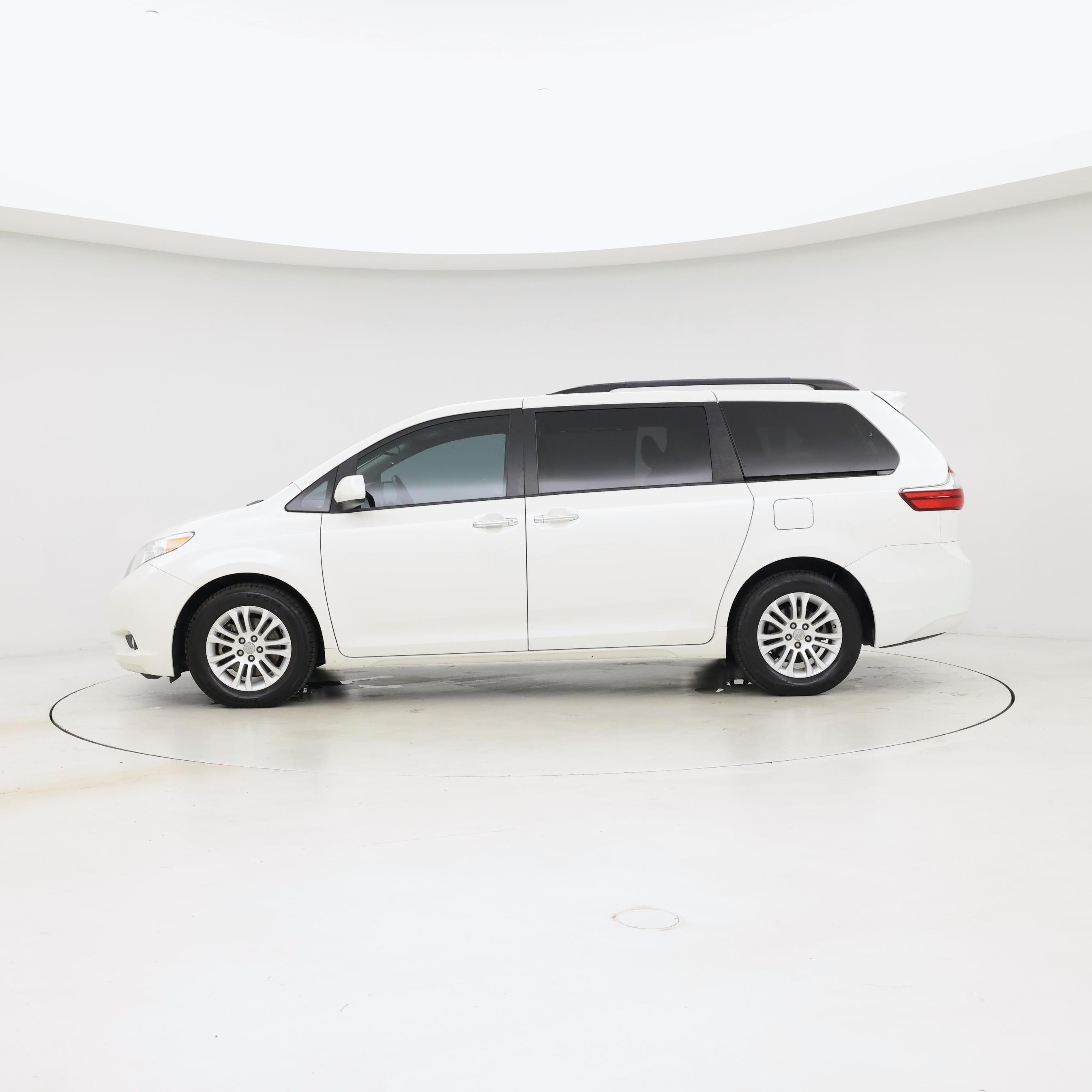 Thumbnail: 2017 Toyota Sienna - 3