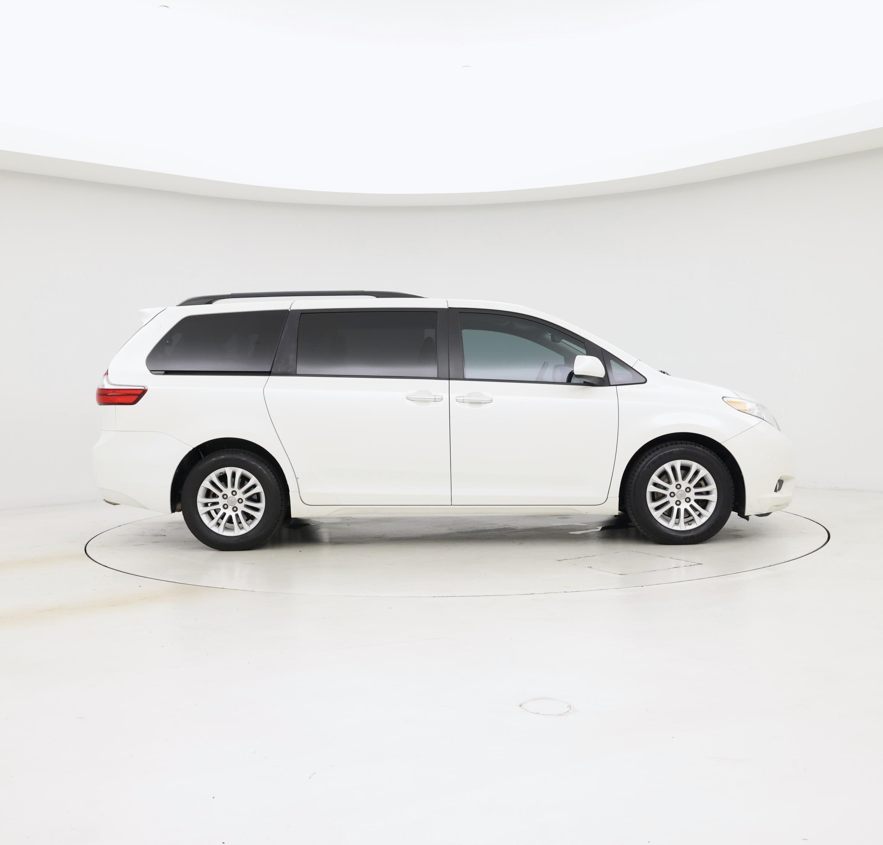 Thumbnail: 2017 Toyota Sienna - 7