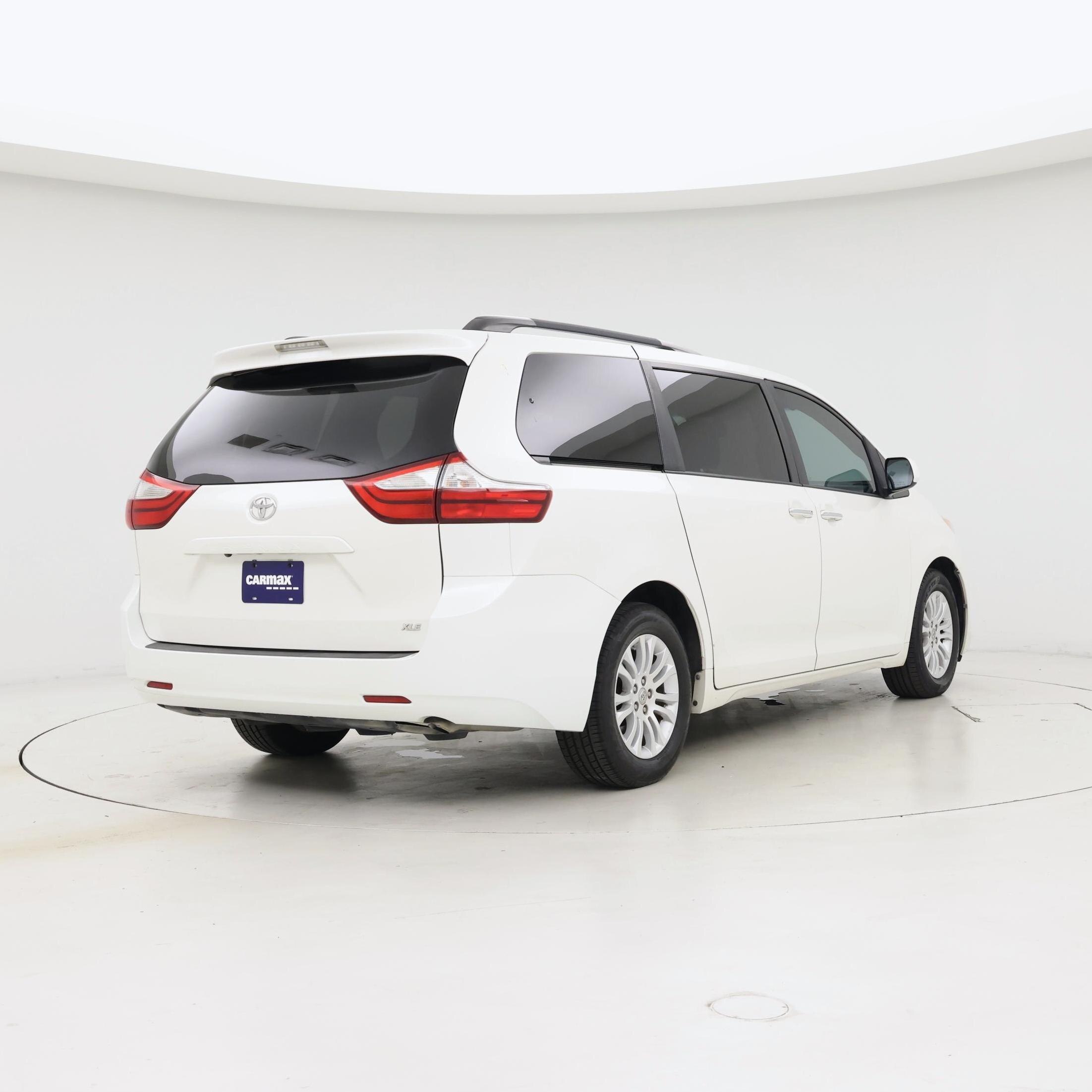 Thumbnail: 2017 Toyota Sienna - 8