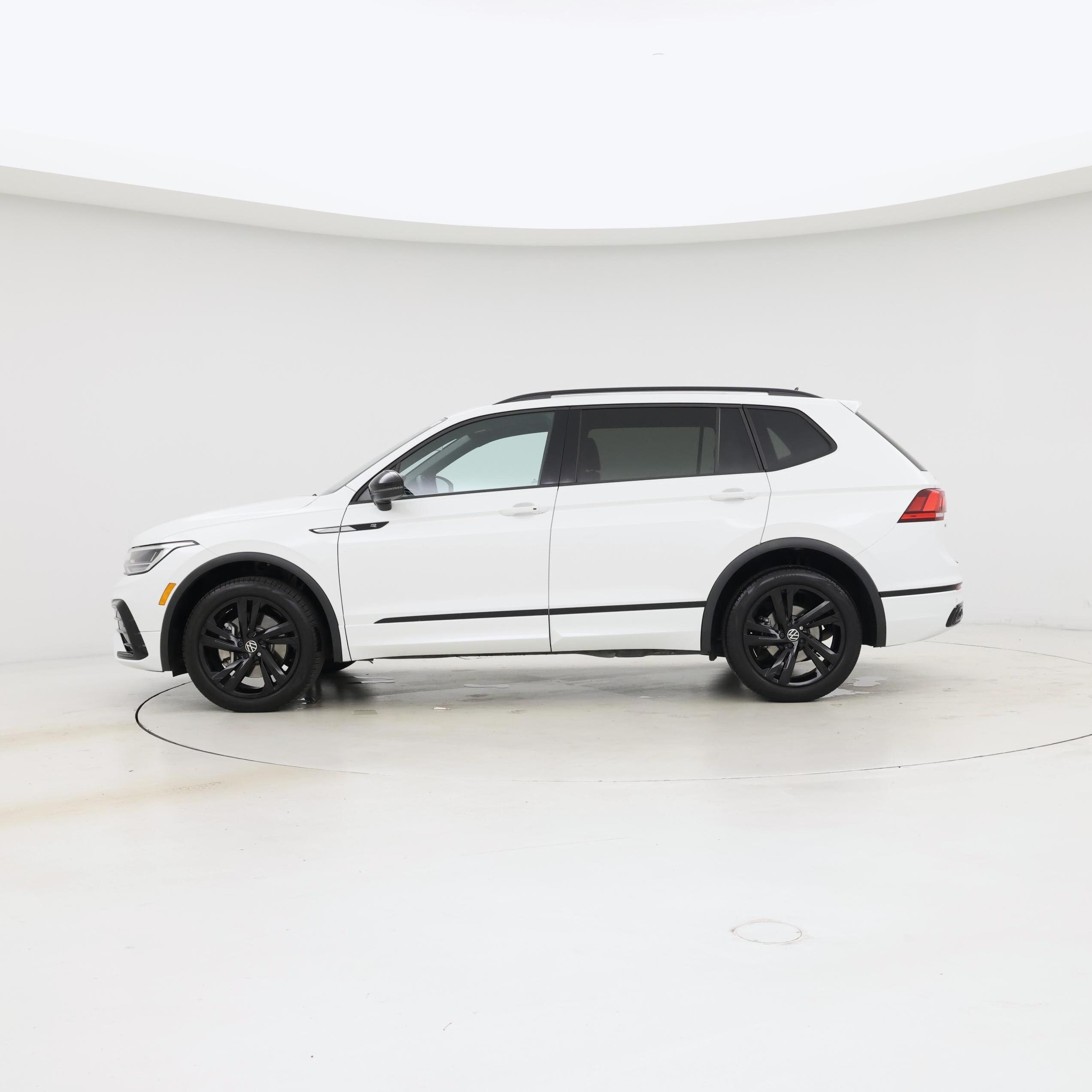 Thumbnail: 2023 Volkswagen Tiguan - 3