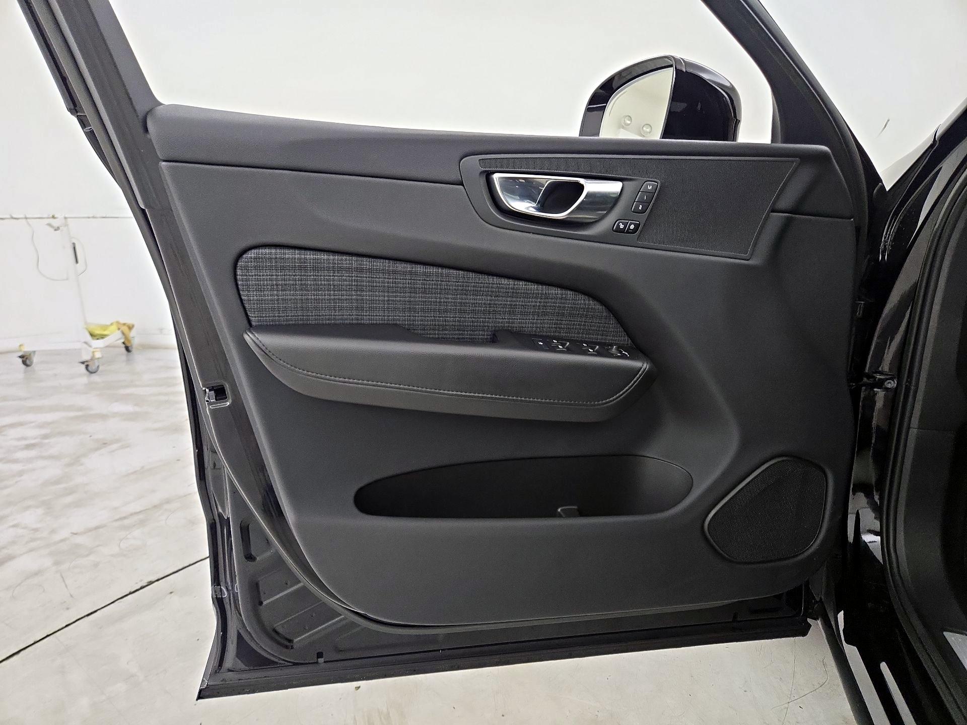 Thumbnail: 2022 Volvo XC60 - 12