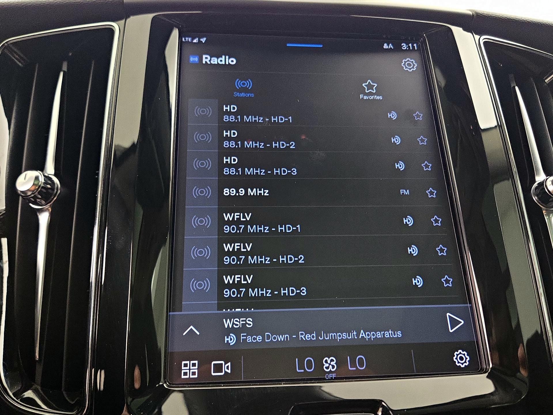 Thumbnail: 2022 Volvo XC60 - 16