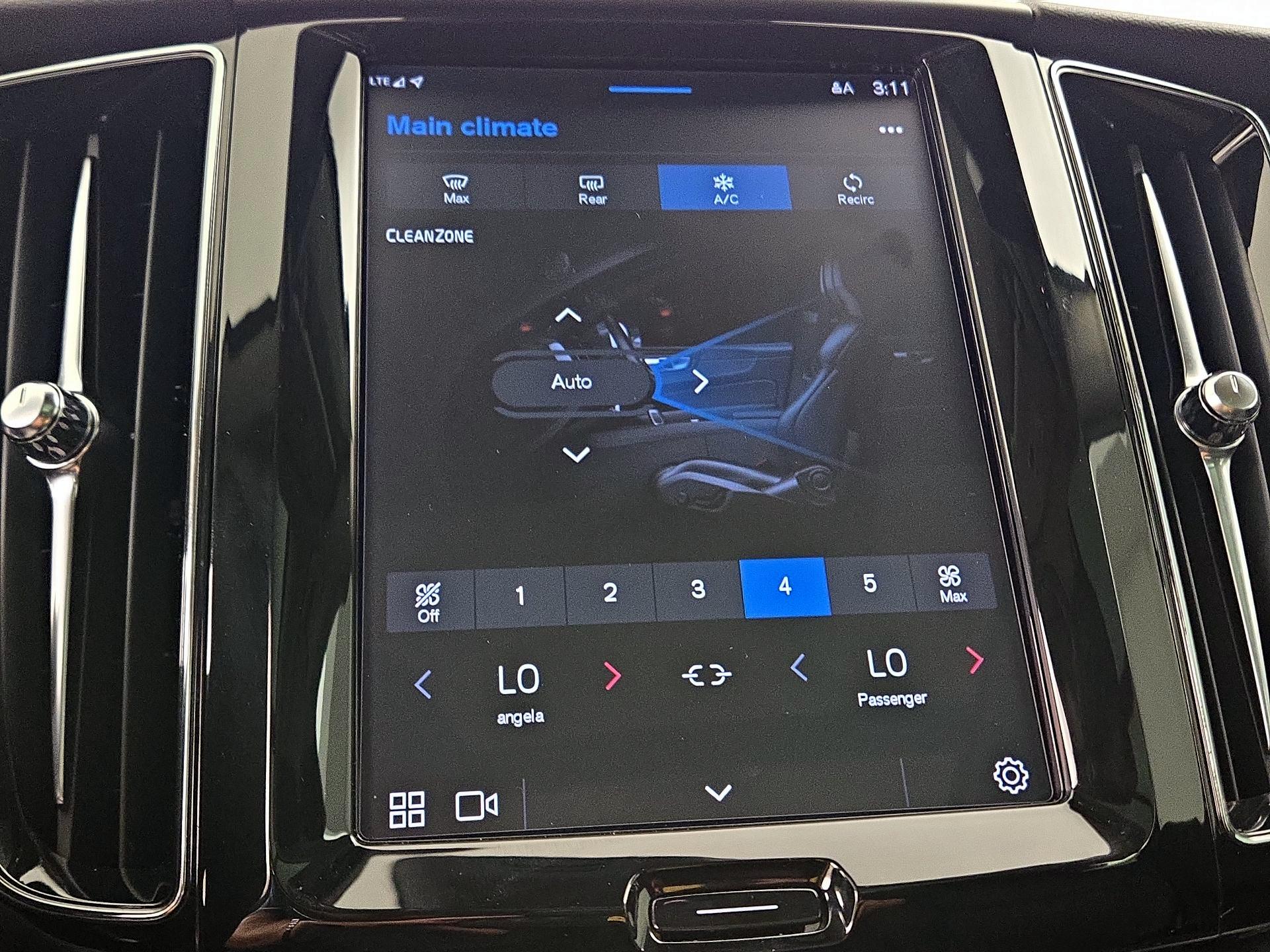 Thumbnail: 2022 Volvo XC60 - 17