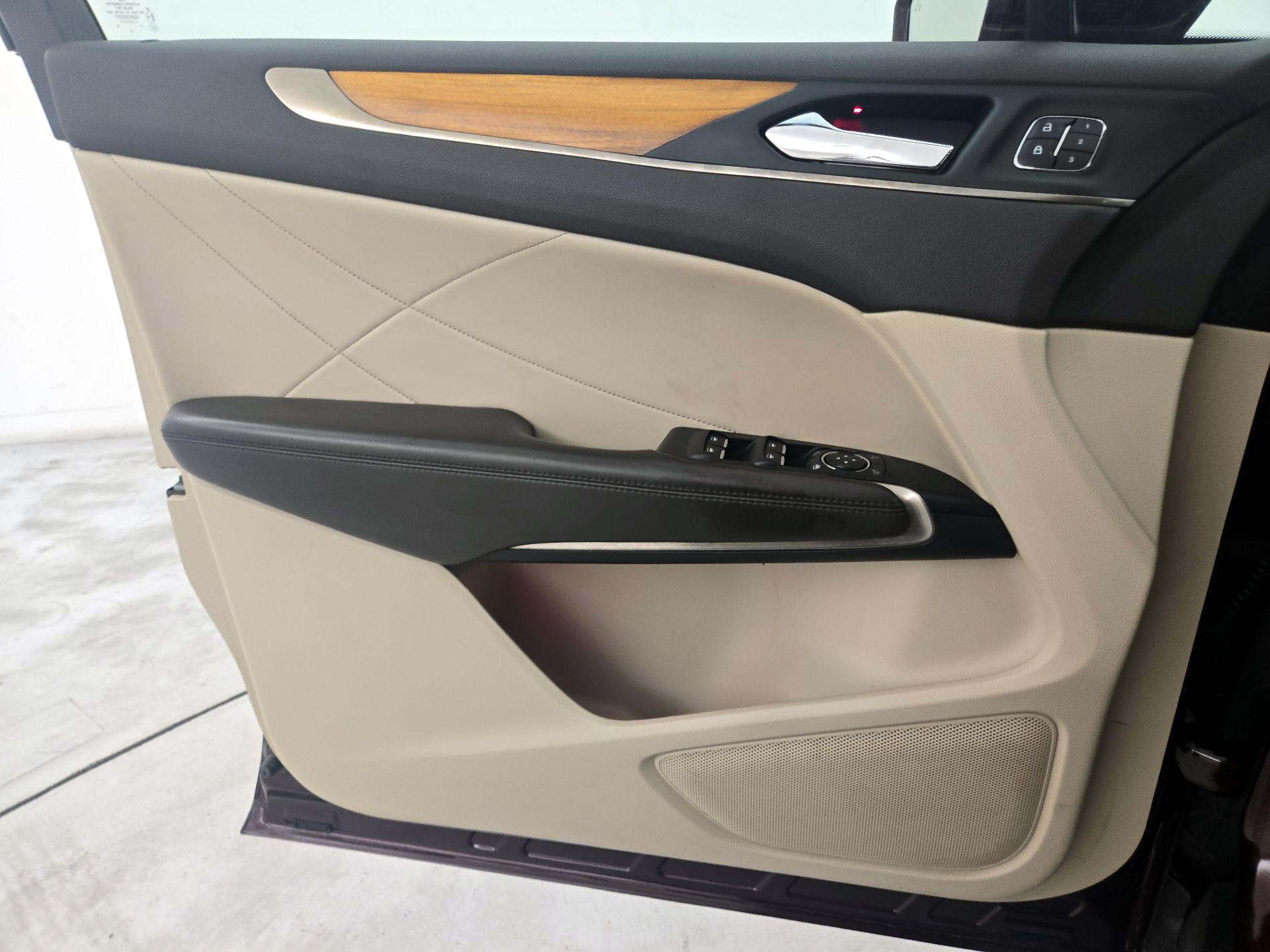 Thumbnail: 2017 Lincoln MKC - 12