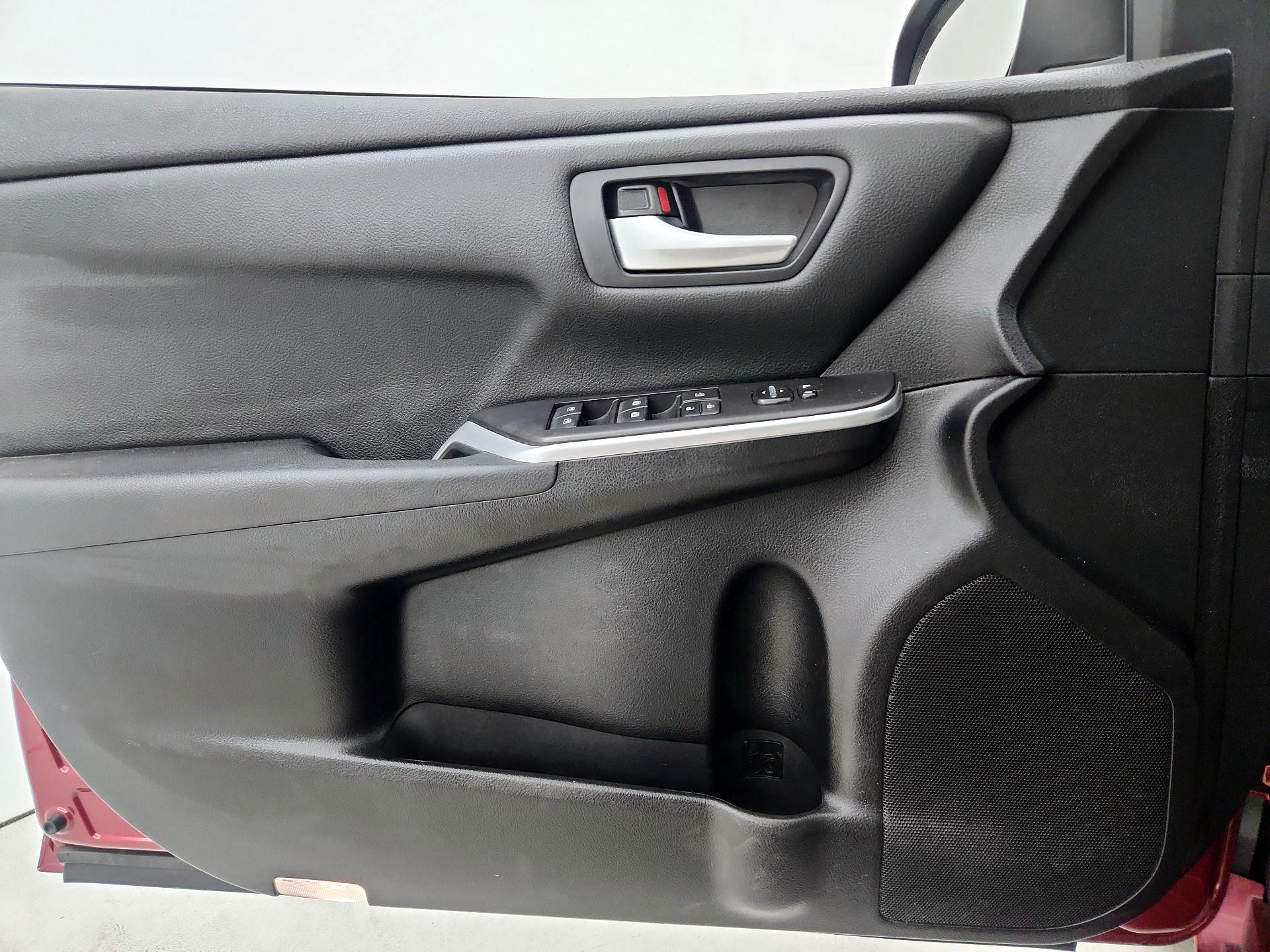Thumbnail: 2016 Toyota Camry - 12