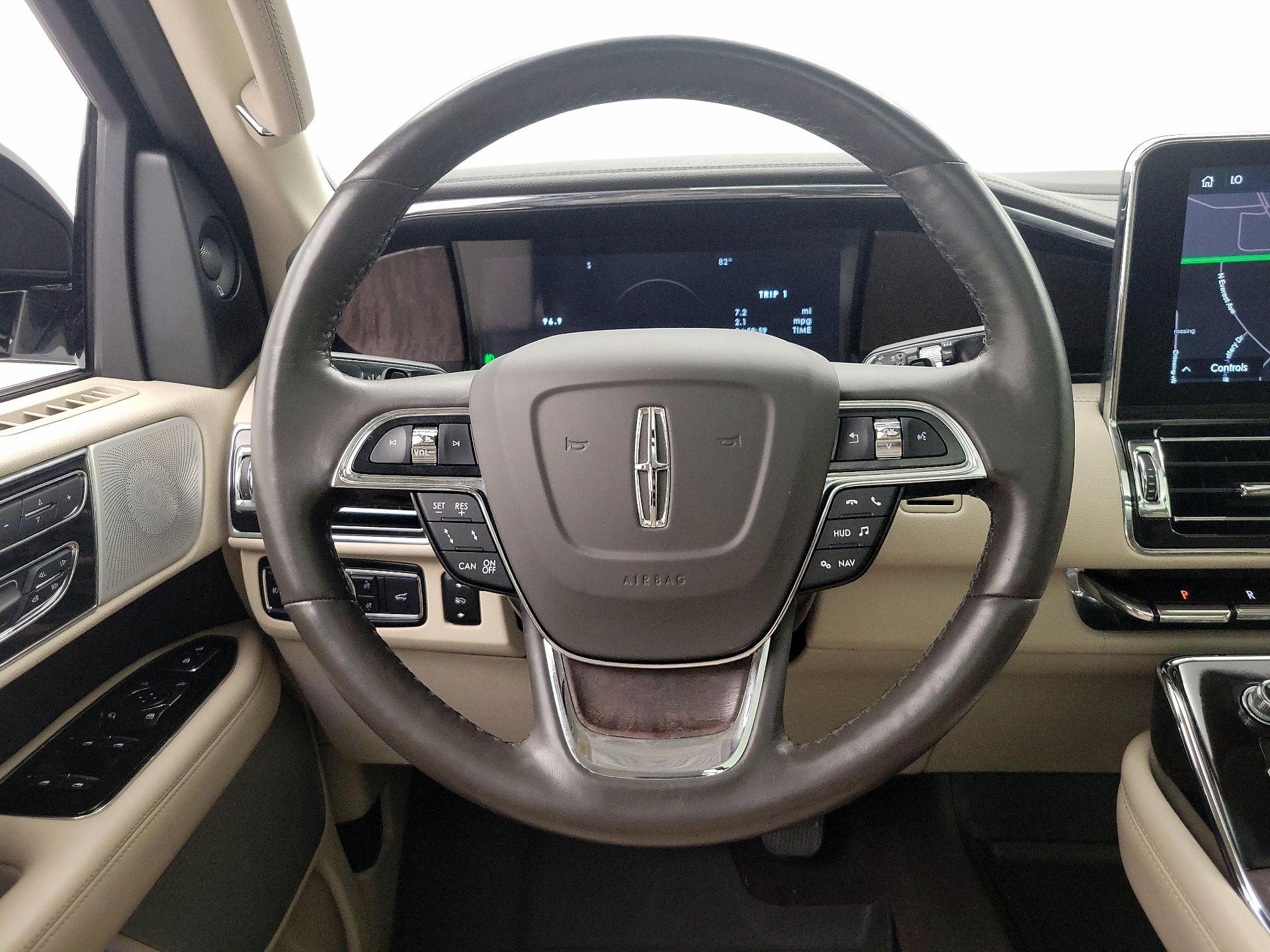 Thumbnail: 2021 Lincoln Navigator L - 10