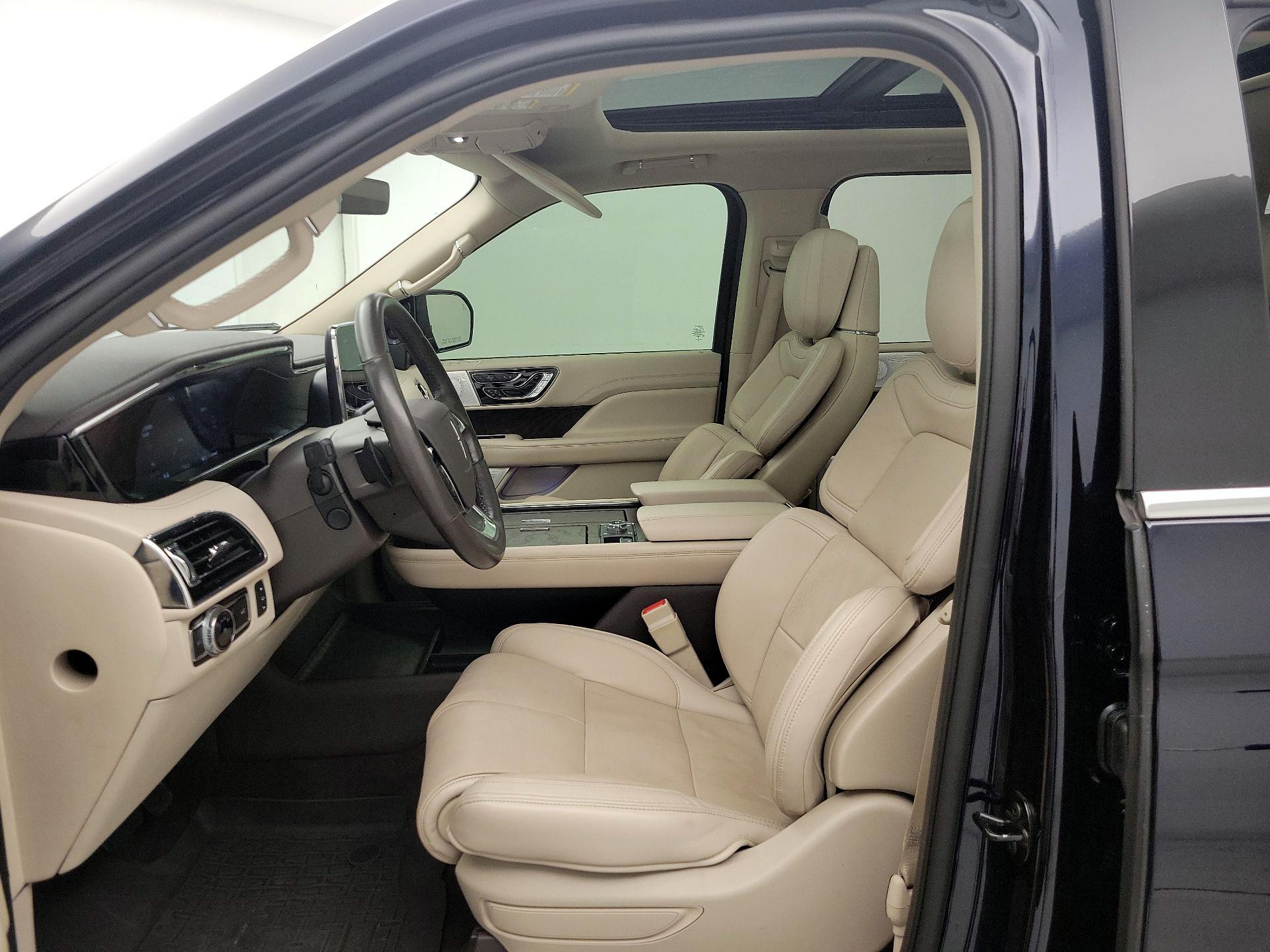 Thumbnail: 2021 Lincoln Navigator L - 11