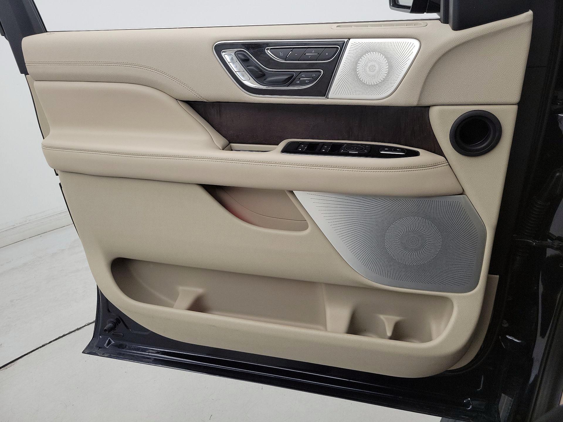Thumbnail: 2021 Lincoln Navigator L - 12