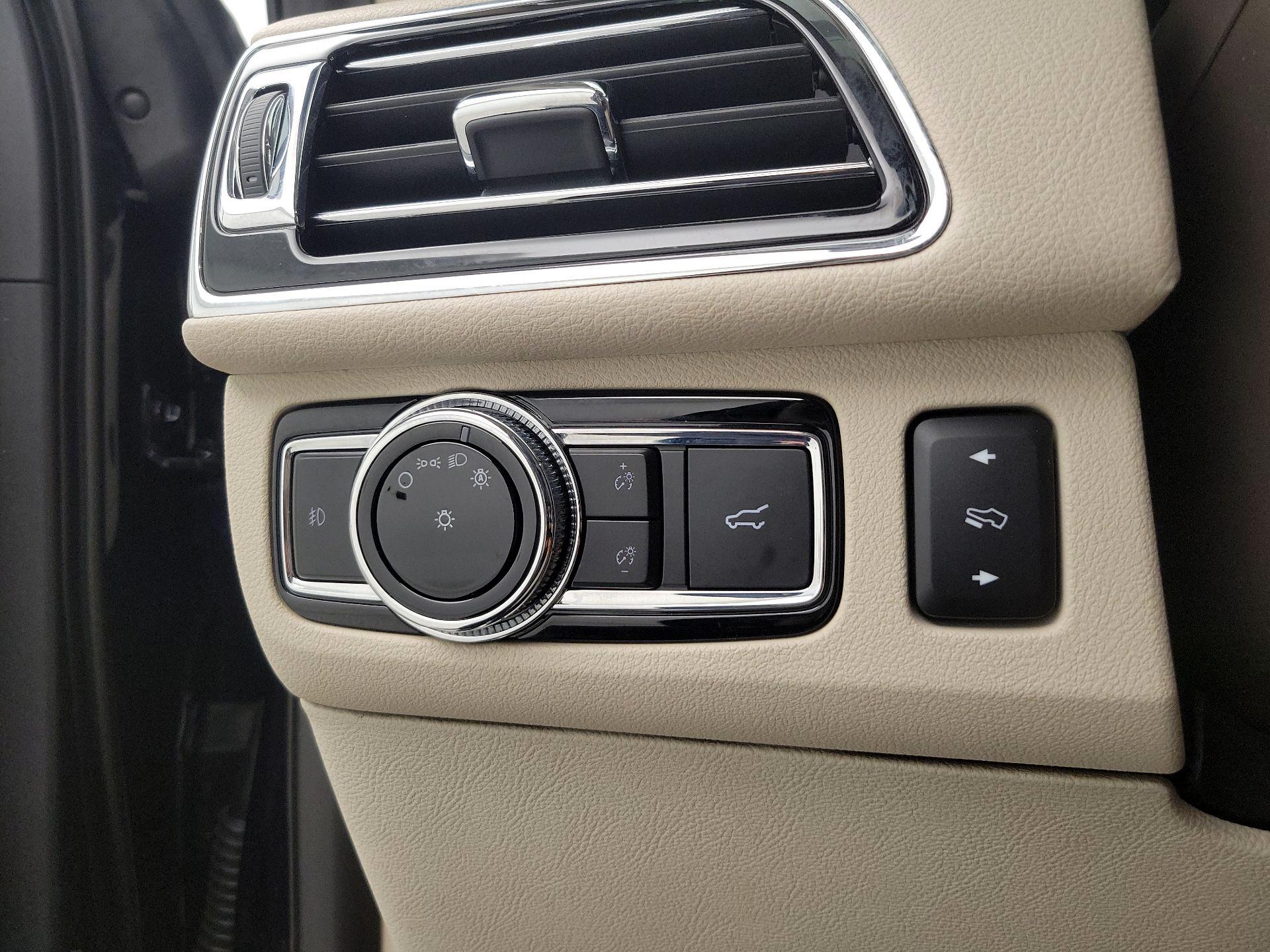Thumbnail: 2021 Lincoln Navigator L - 13