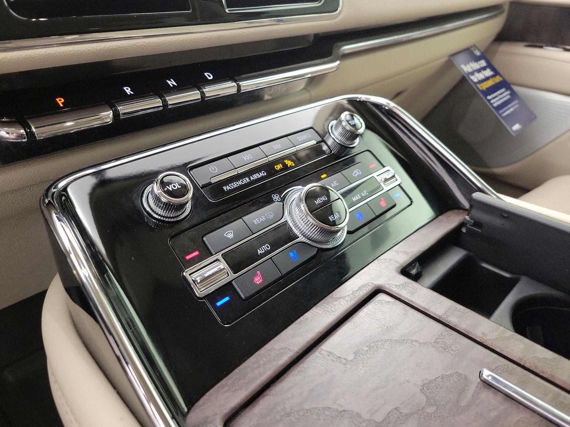 Thumbnail: 2021 Lincoln Navigator L - 17