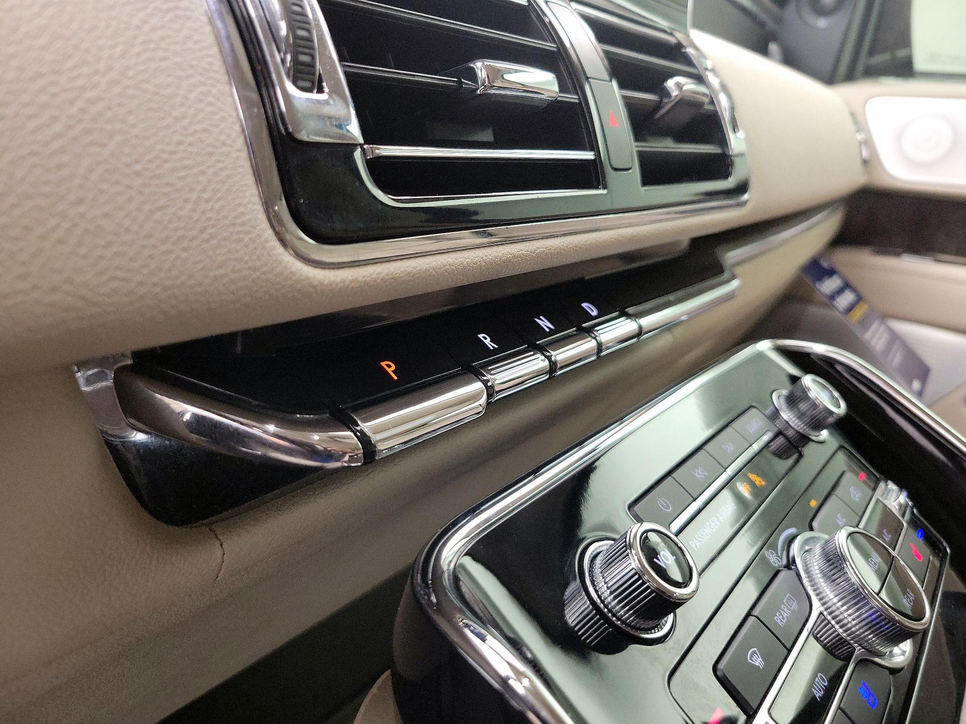 Thumbnail: 2021 Lincoln Navigator L - 18