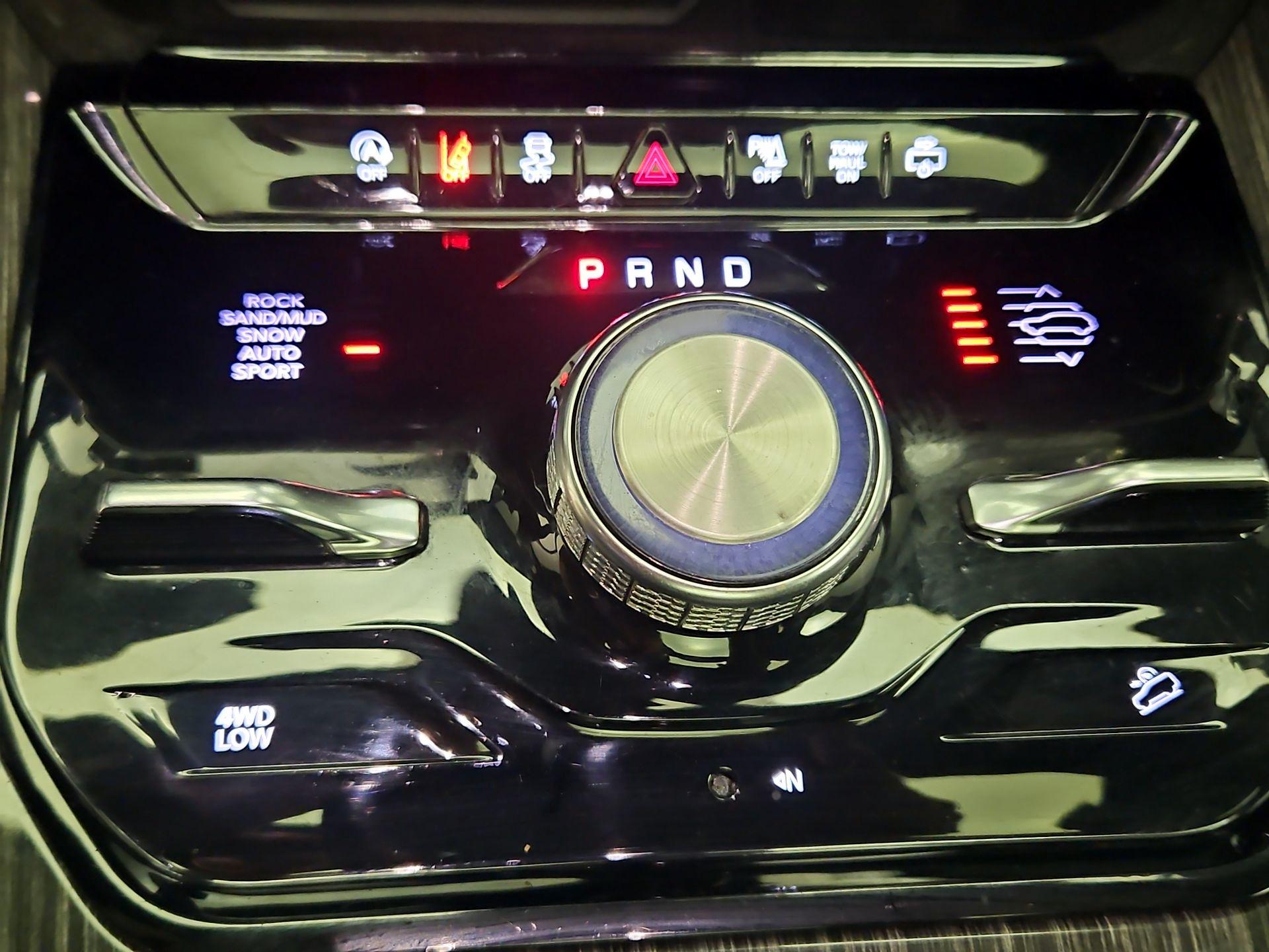 Thumbnail: 2022 Jeep Wagoneer - 18