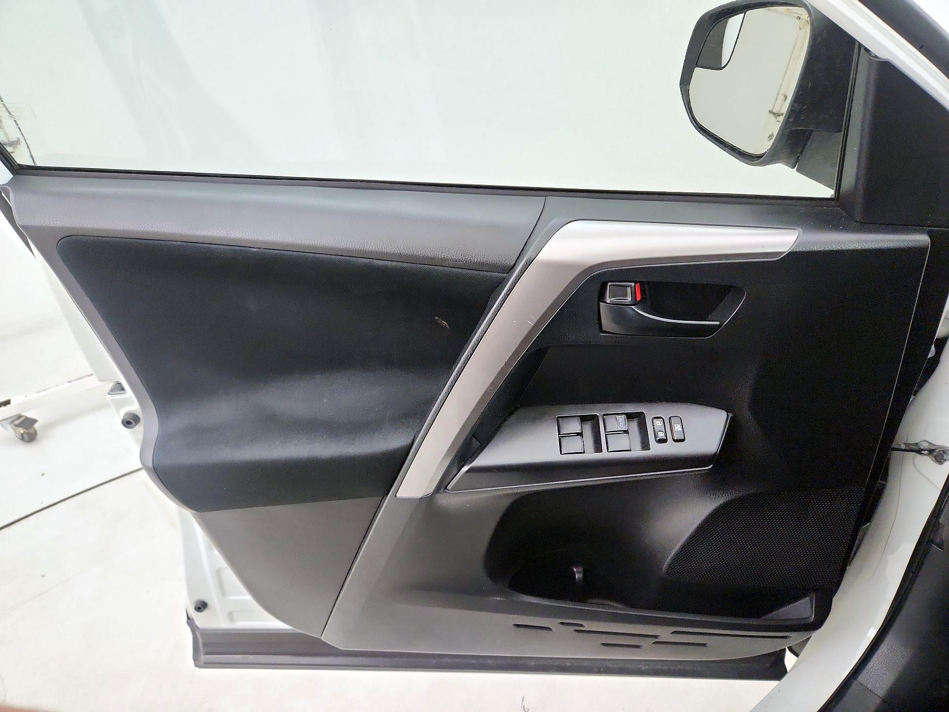 Thumbnail: 2016 Toyota RAV4 - 12