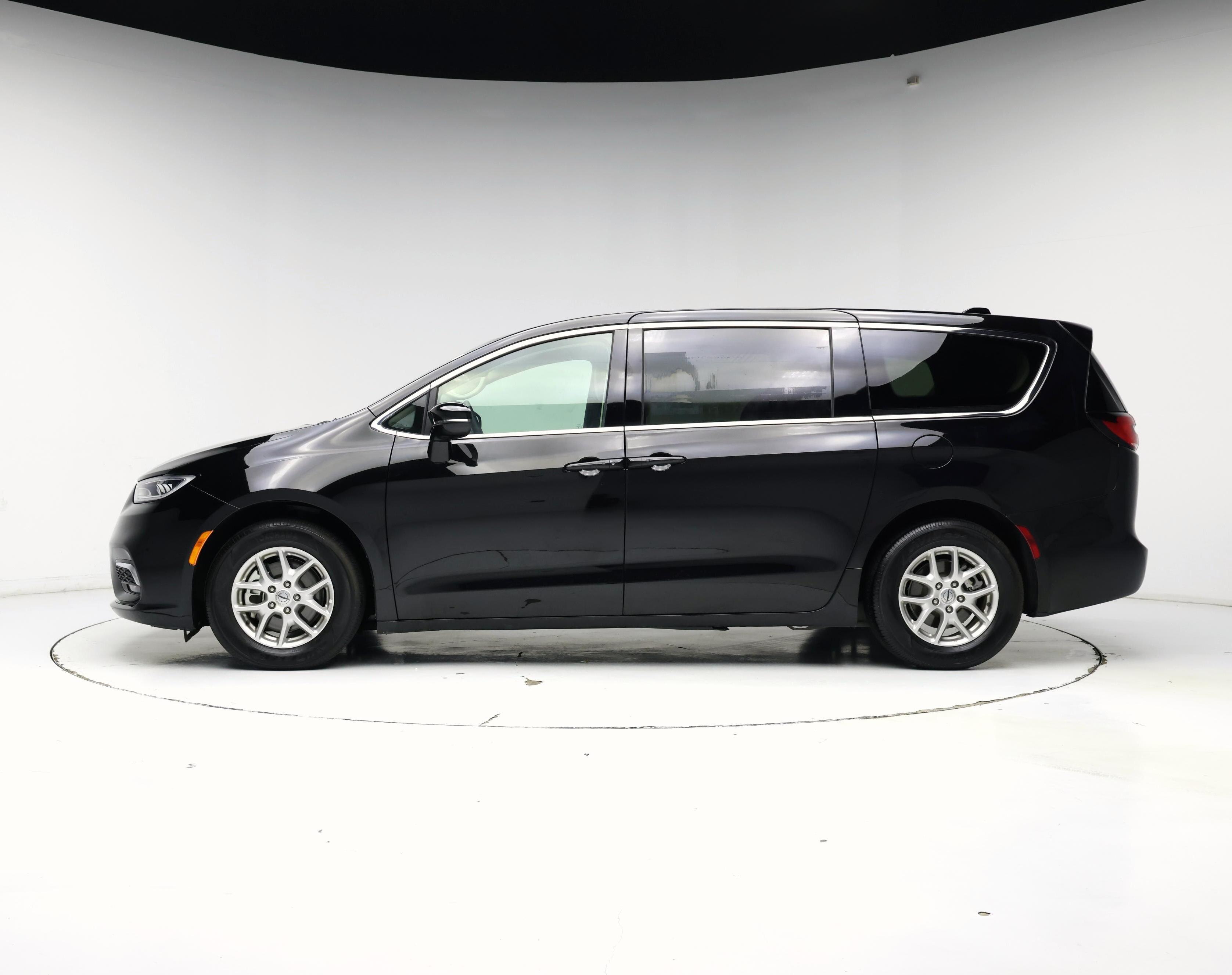 Thumbnail: 2024 Chrysler Pacifica - 3