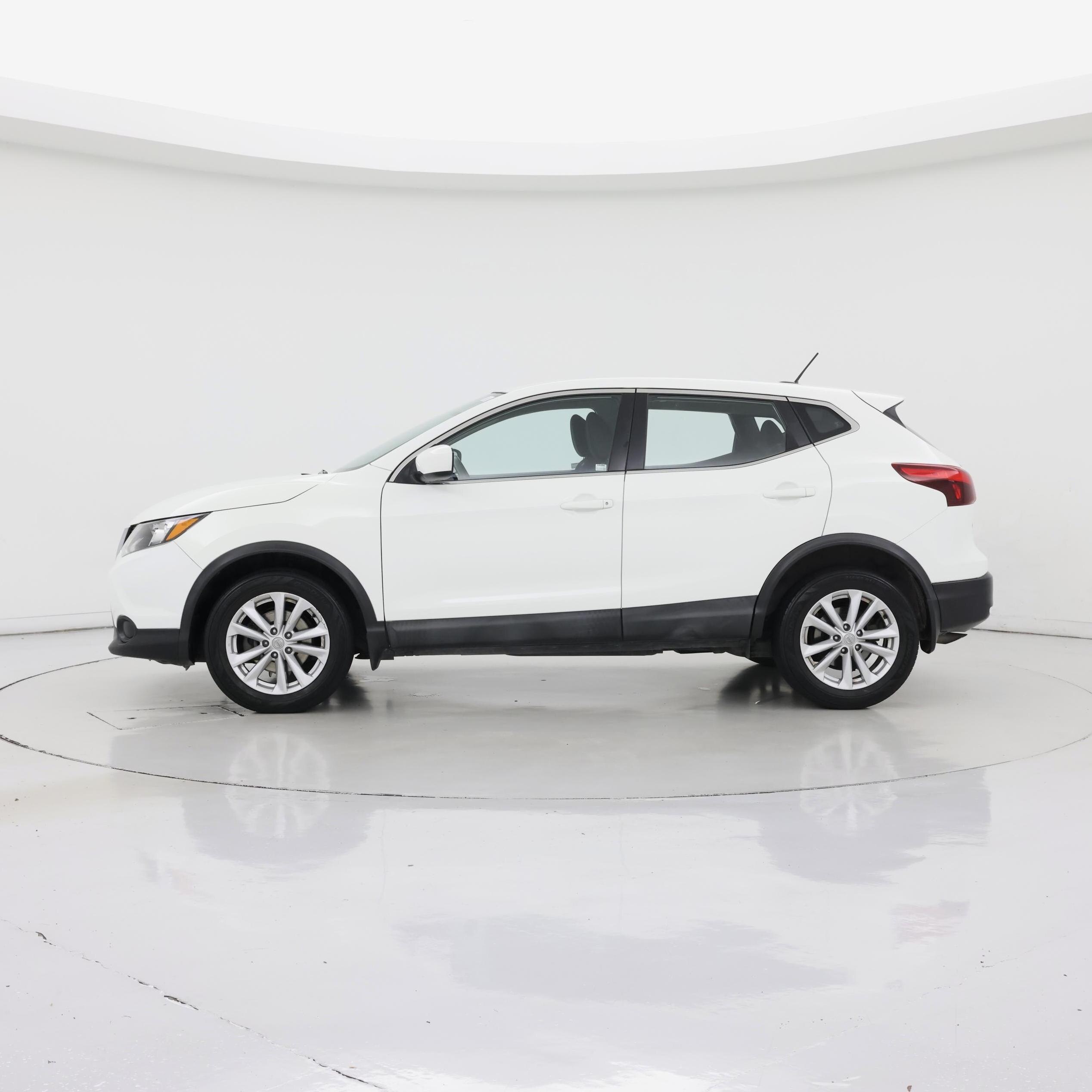 Thumbnail: 2018 Nissan Rogue Sport - 3