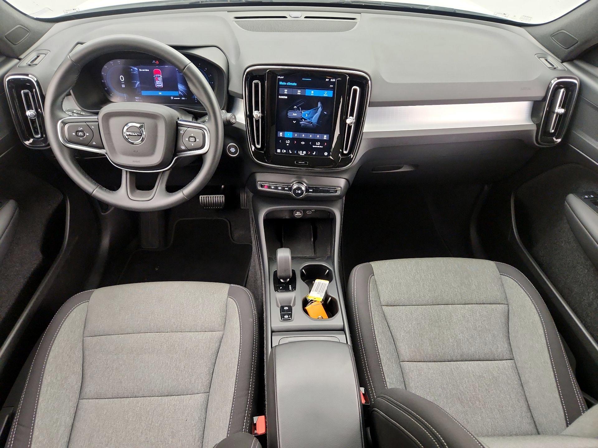 Thumbnail: 2025 Volvo XC40 - 9