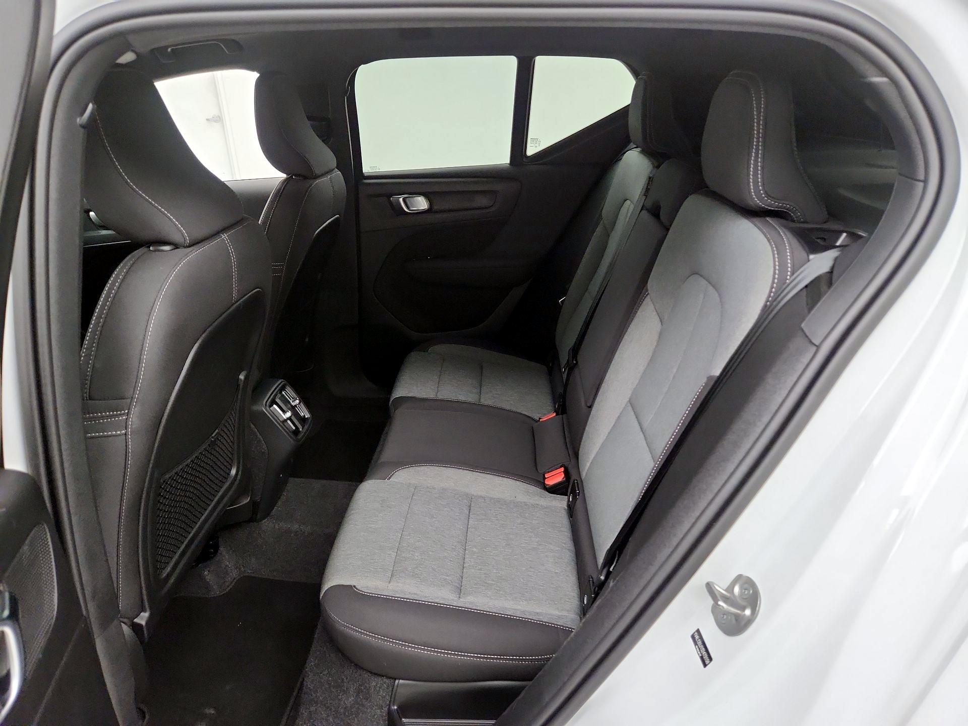 Thumbnail: 2025 Volvo XC40 - 18