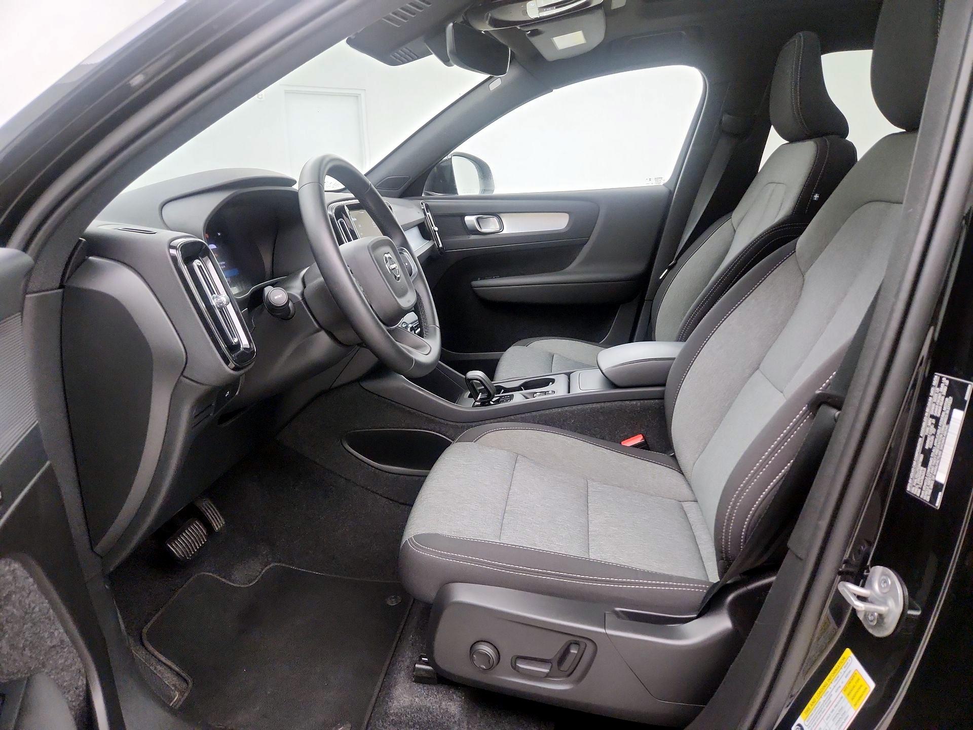 Thumbnail: 2025 Volvo XC40 - 11