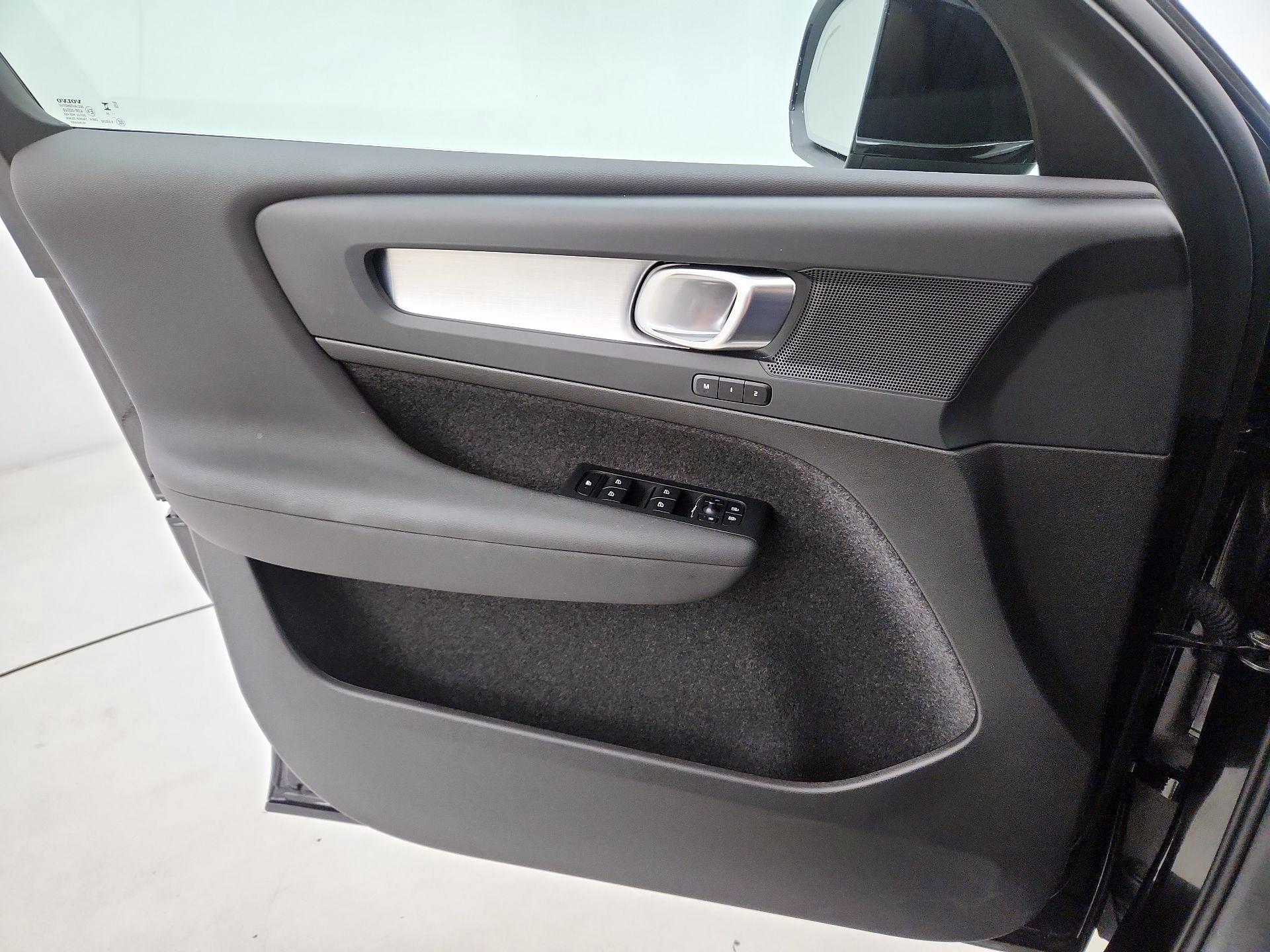 Thumbnail: 2025 Volvo XC40 - 12