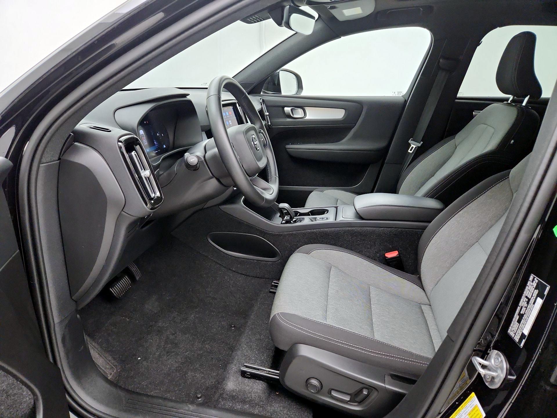 Thumbnail: 2025 Volvo XC40 - 11