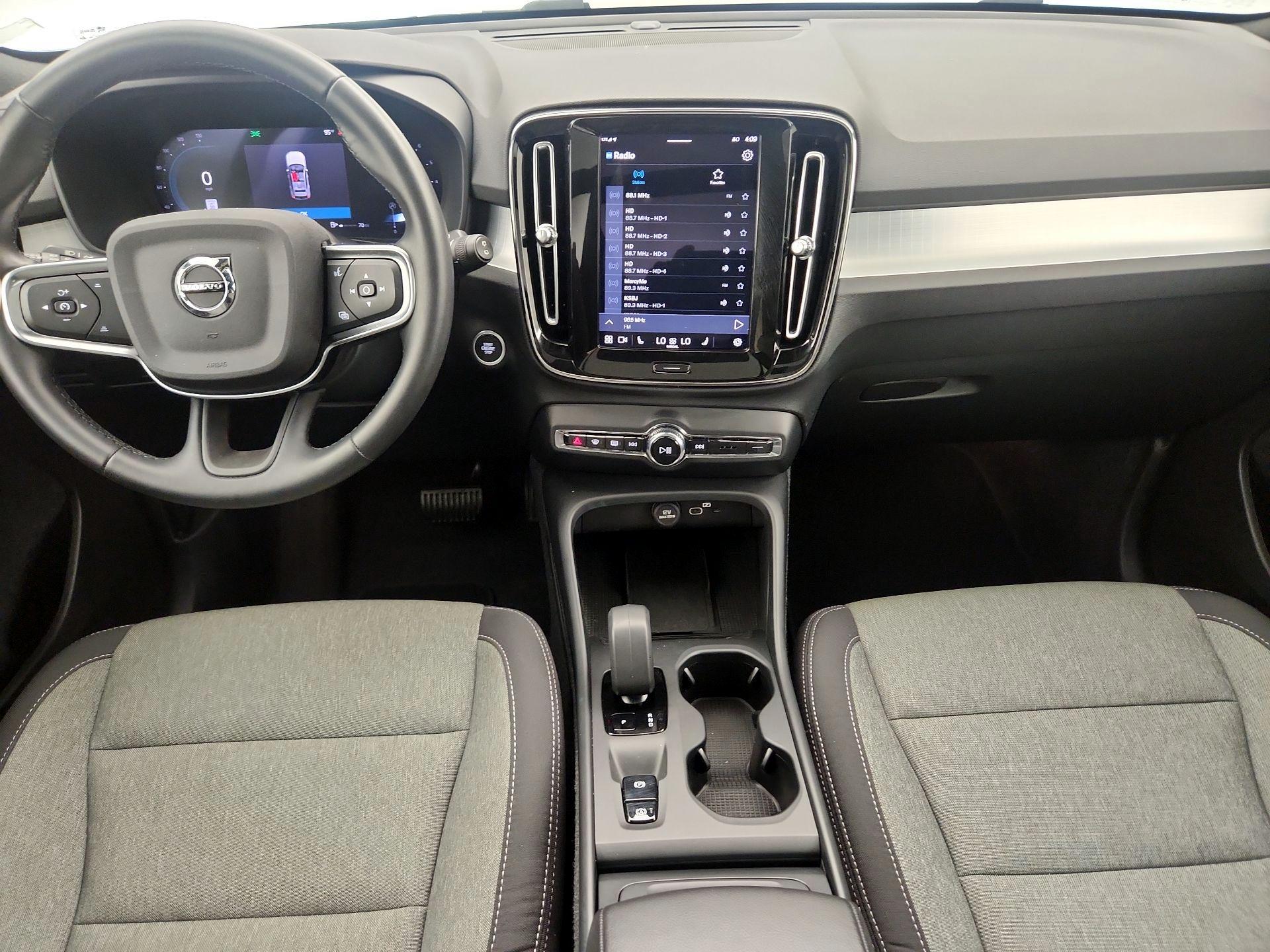 Thumbnail: 2025 Volvo XC40 - 9