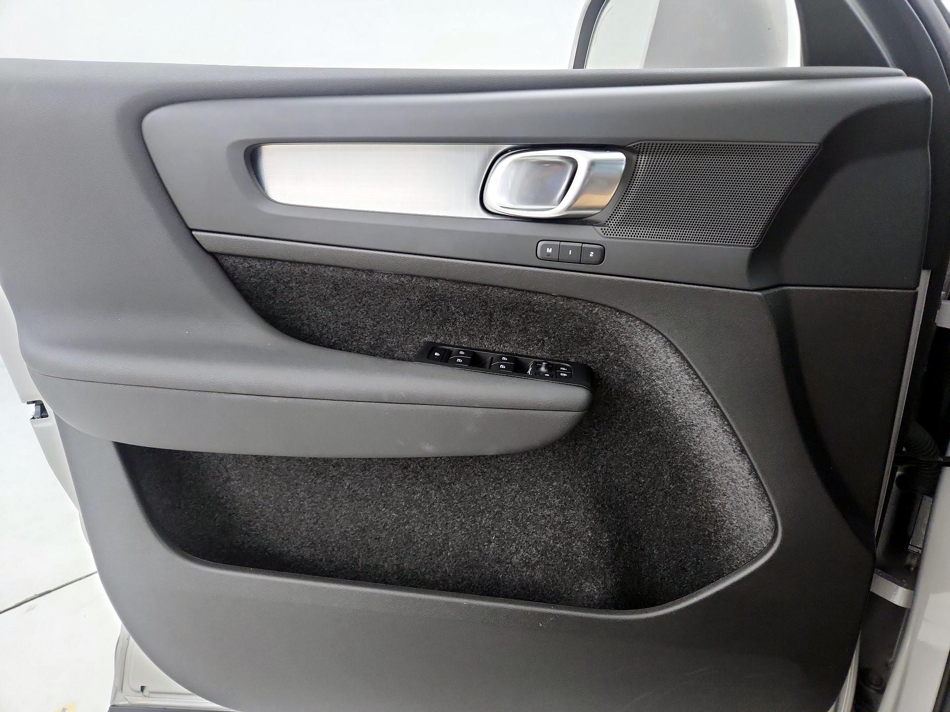 Thumbnail: 2025 Volvo XC40 - 12