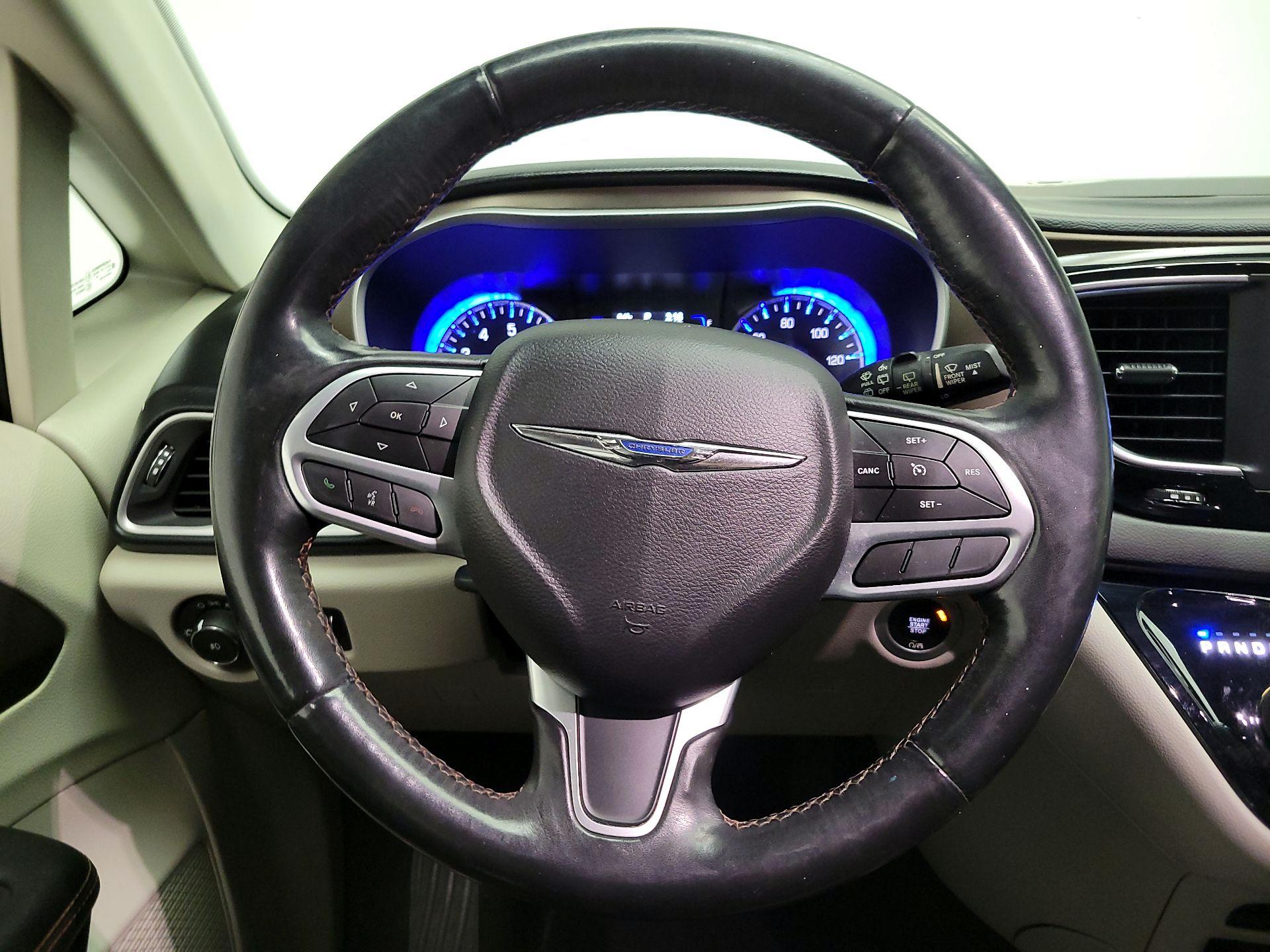 Thumbnail: 2019 Chrysler Pacifica - 10