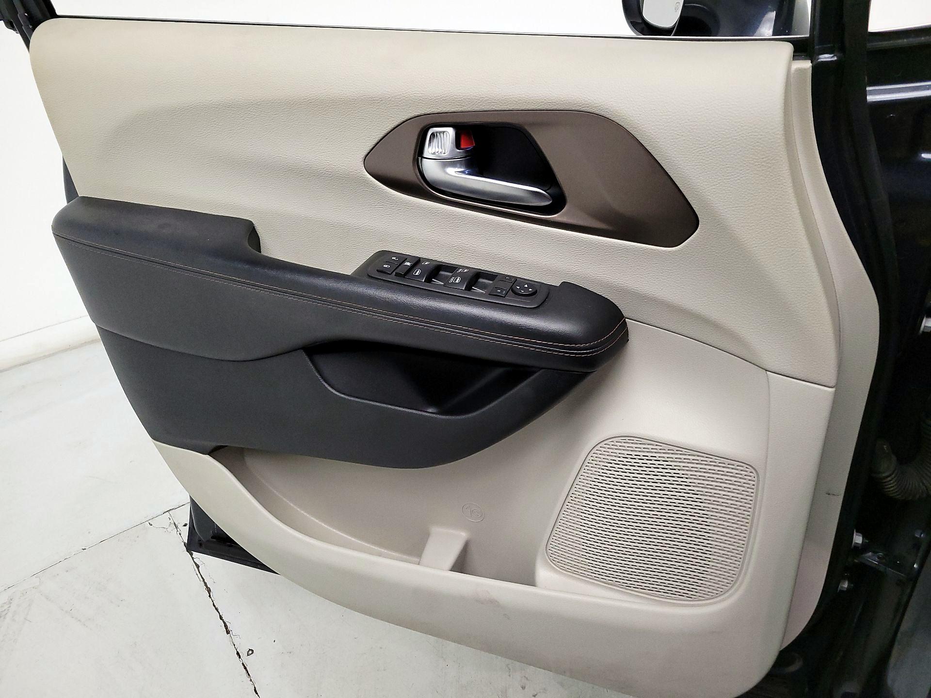 Thumbnail: 2019 Chrysler Pacifica - 12
