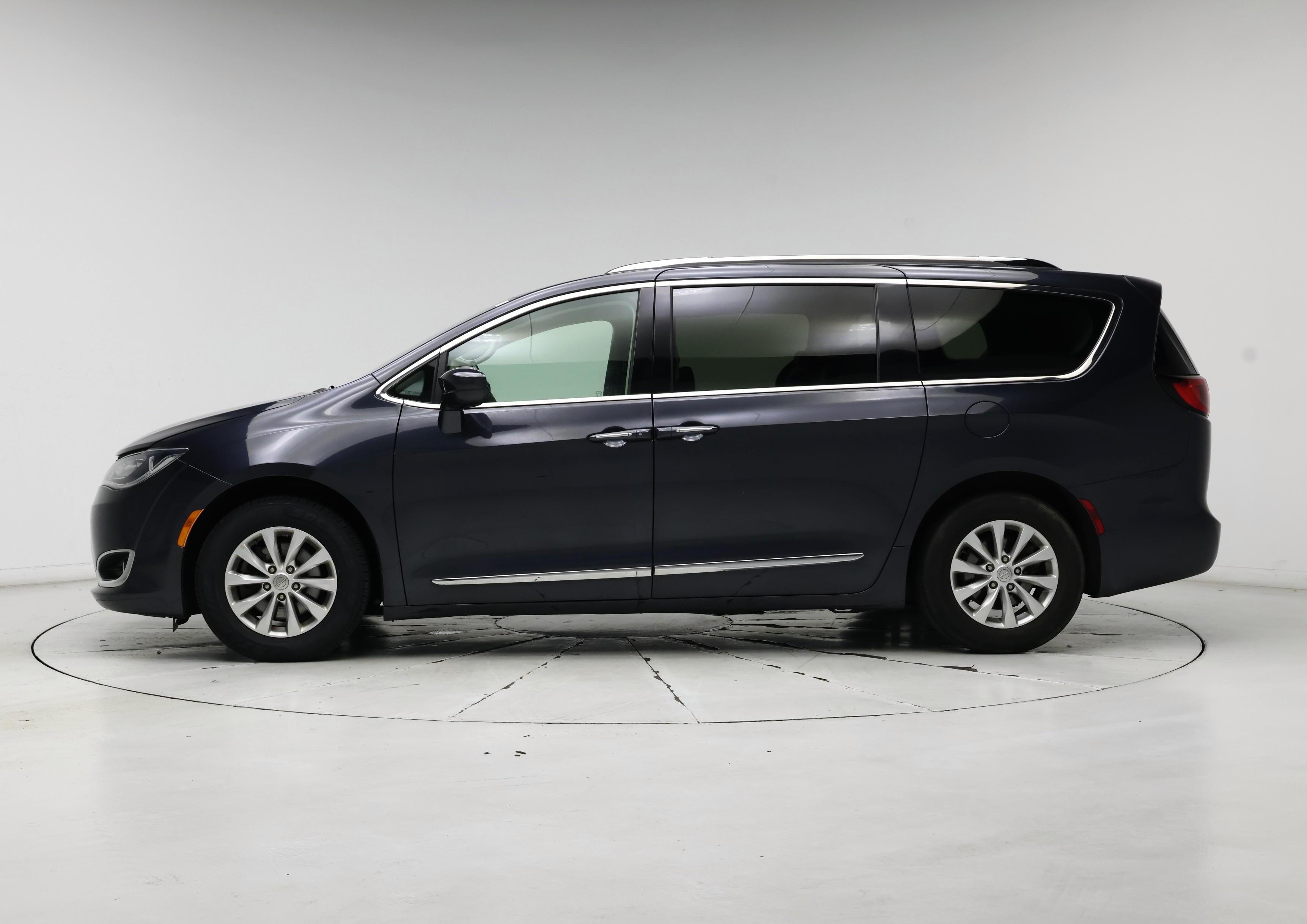 Thumbnail: 2019 Chrysler Pacifica - 3