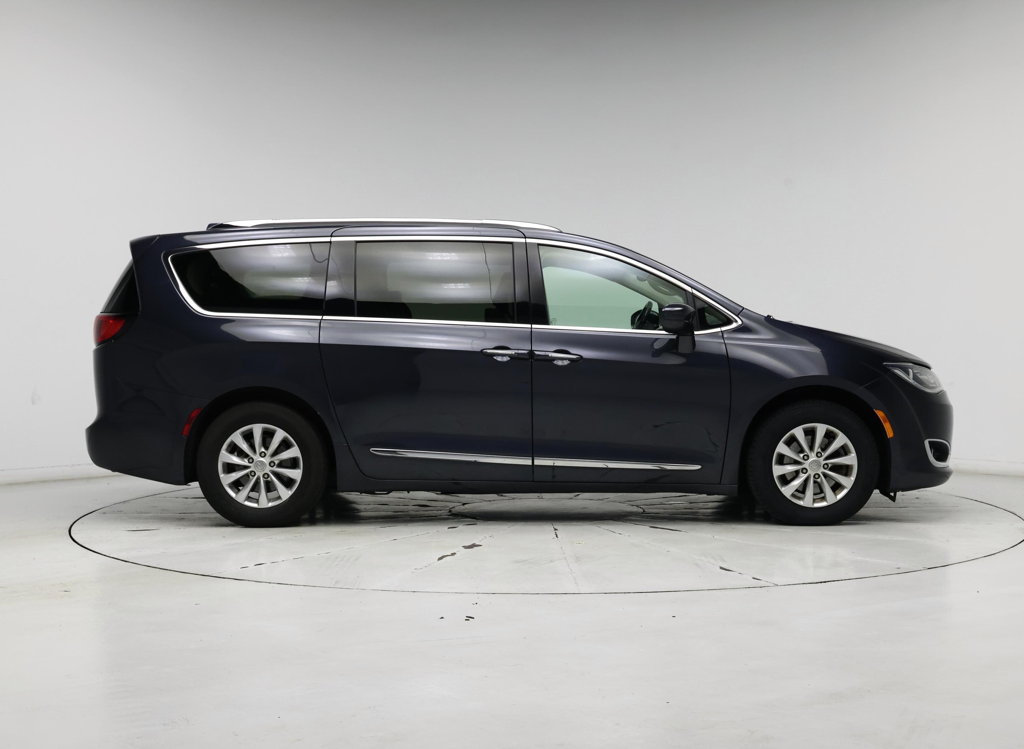 Thumbnail: 2019 Chrysler Pacifica - 7