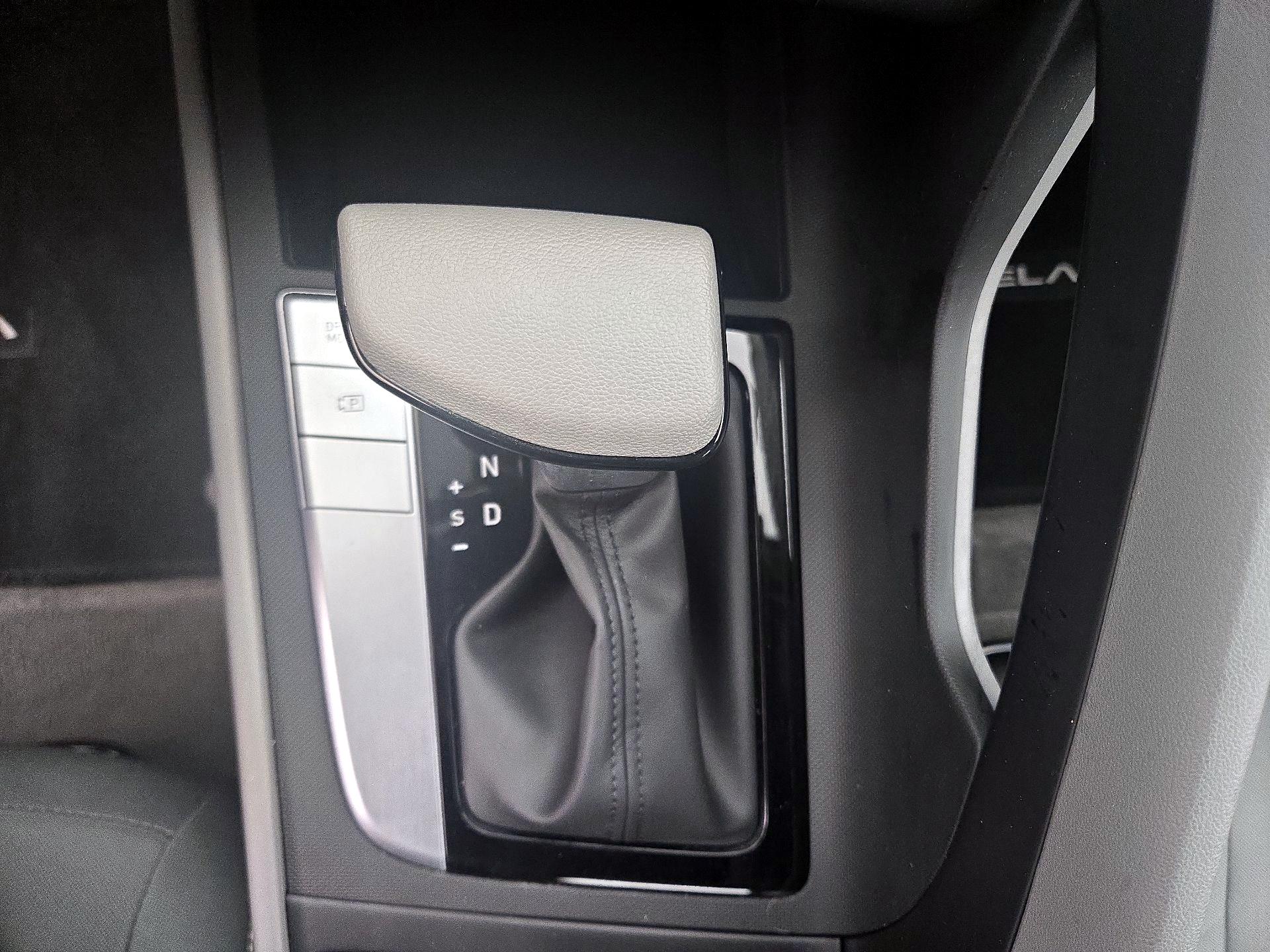 Thumbnail: 2022 Hyundai Elantra - 17