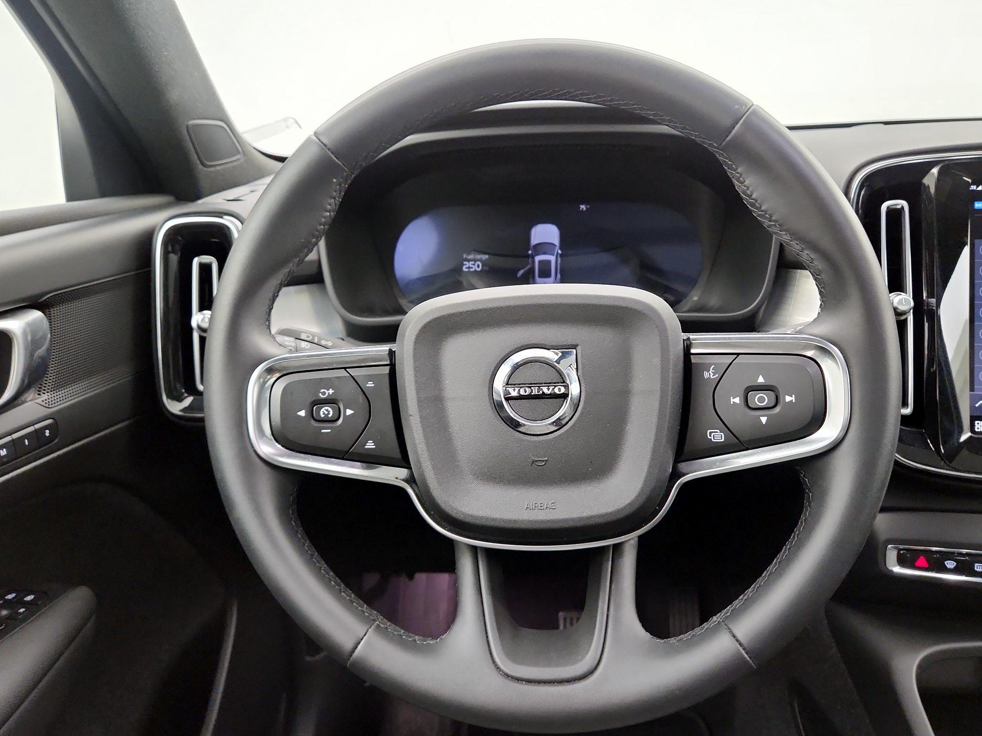 Thumbnail: 2025 Volvo XC40 - 10