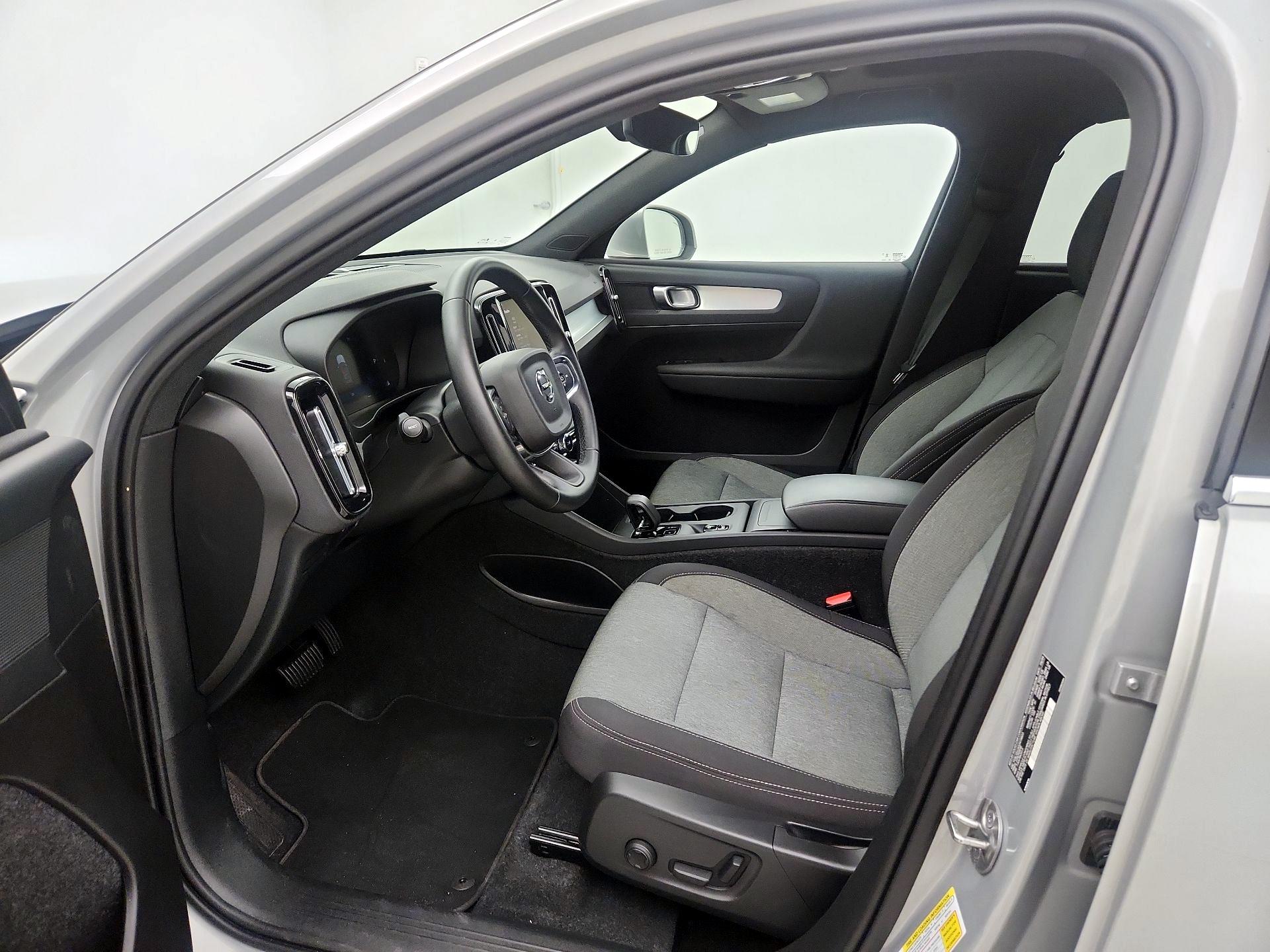 Thumbnail: 2025 Volvo XC40 - 11