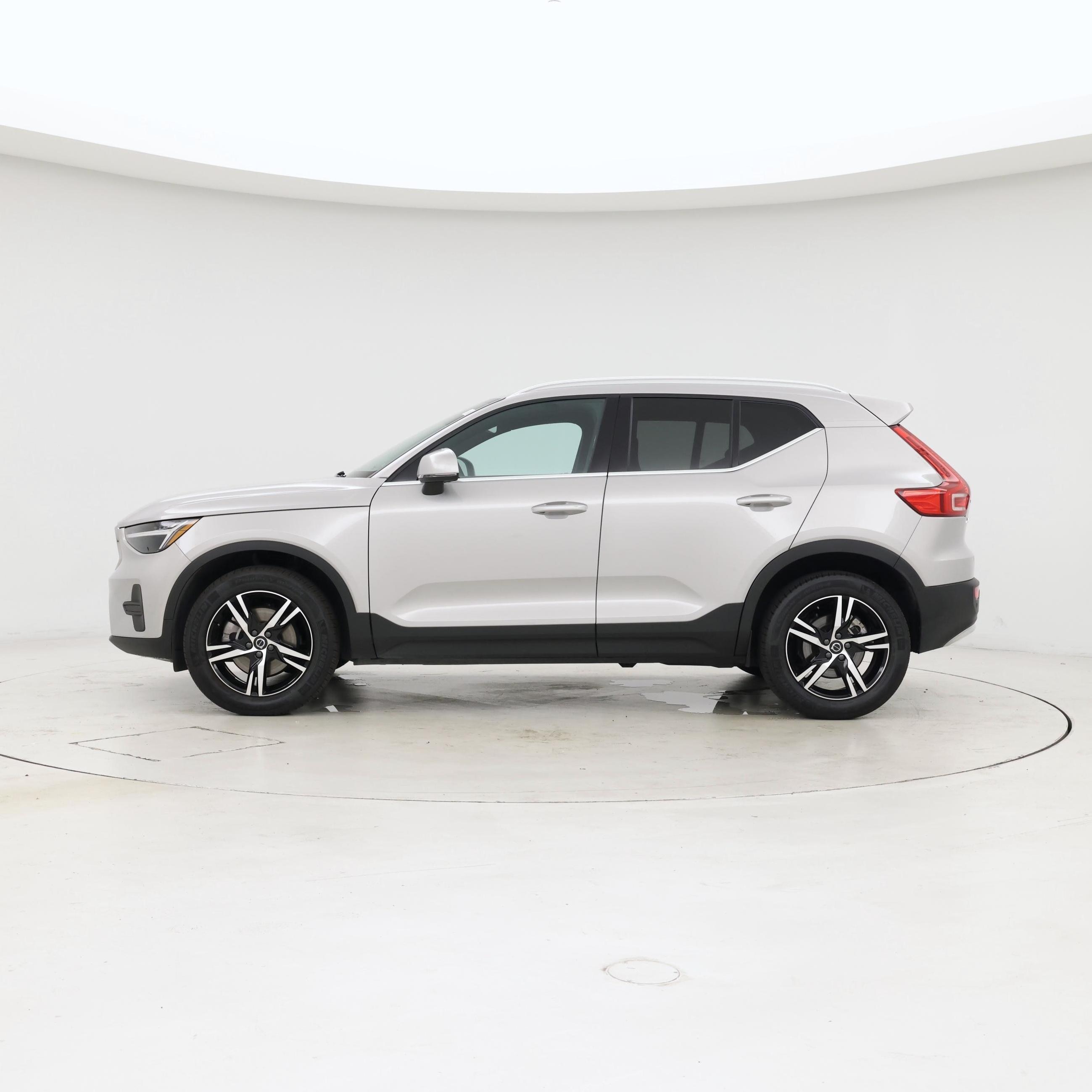 Thumbnail: 2025 Volvo XC40 - 3
