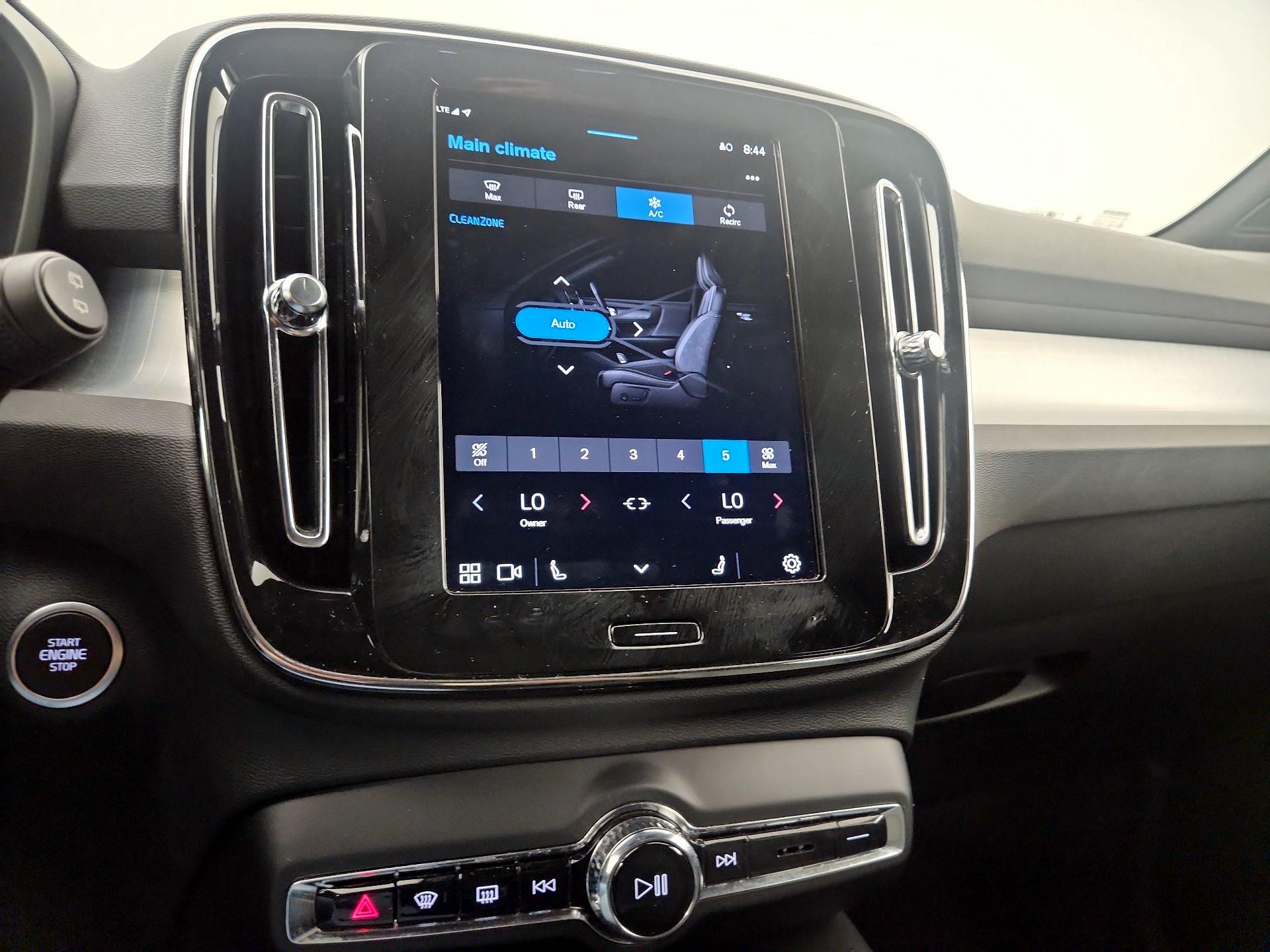 Thumbnail: 2025 Volvo XC40 - 14