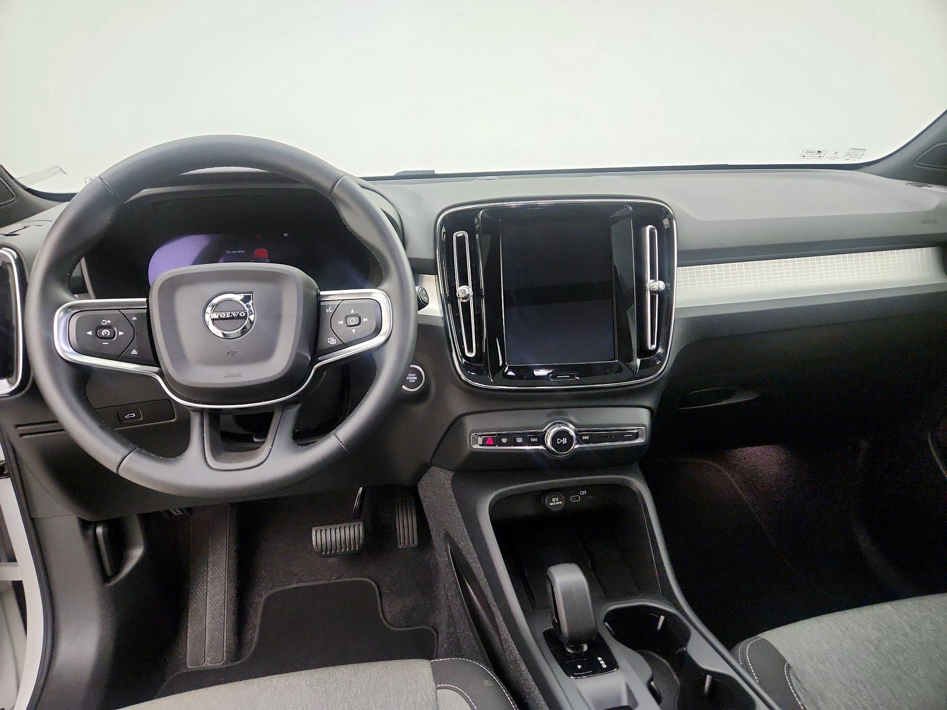 Thumbnail: 2025 Volvo XC40 - 9