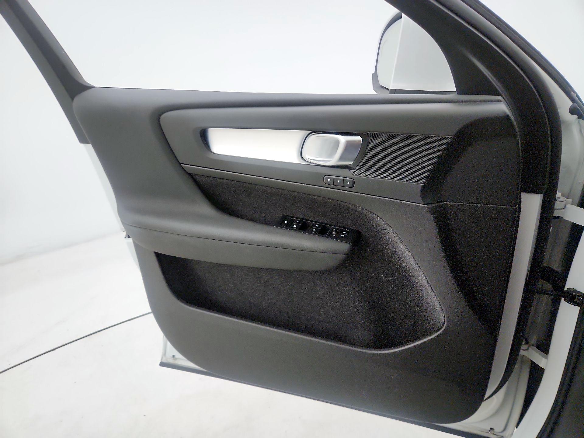 Thumbnail: 2025 Volvo XC40 - 12