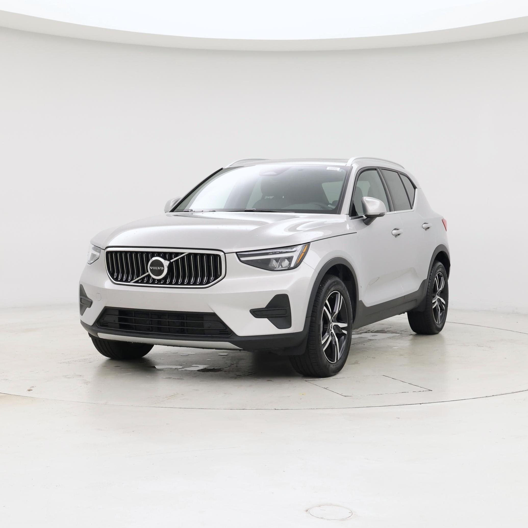 Thumbnail: 2025 Volvo XC40 - 4