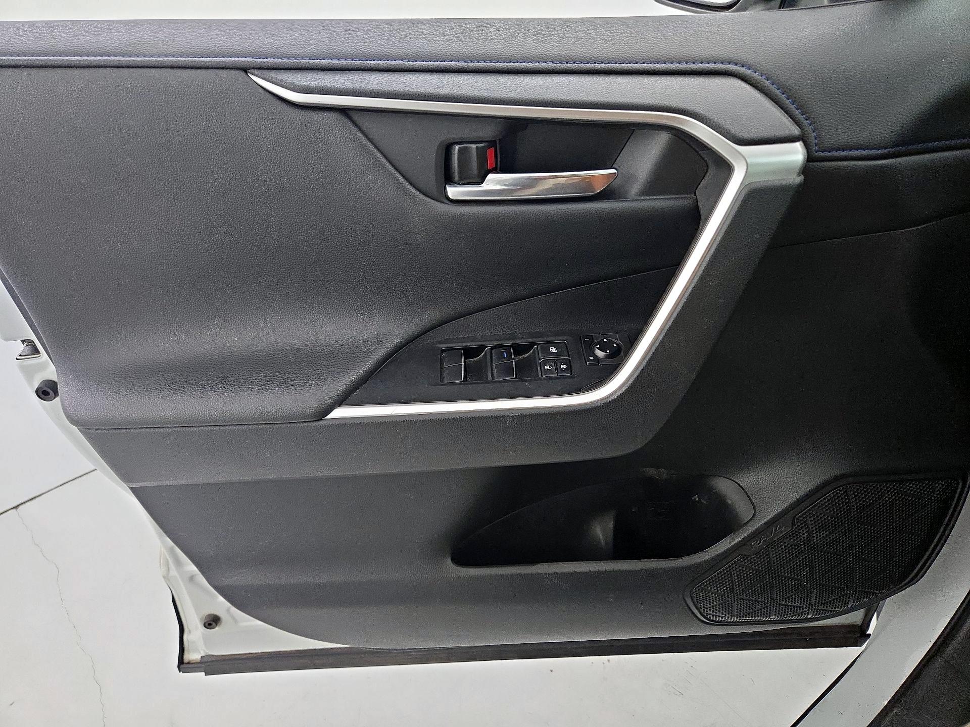 Thumbnail: 2020 Toyota RAV4 - 12