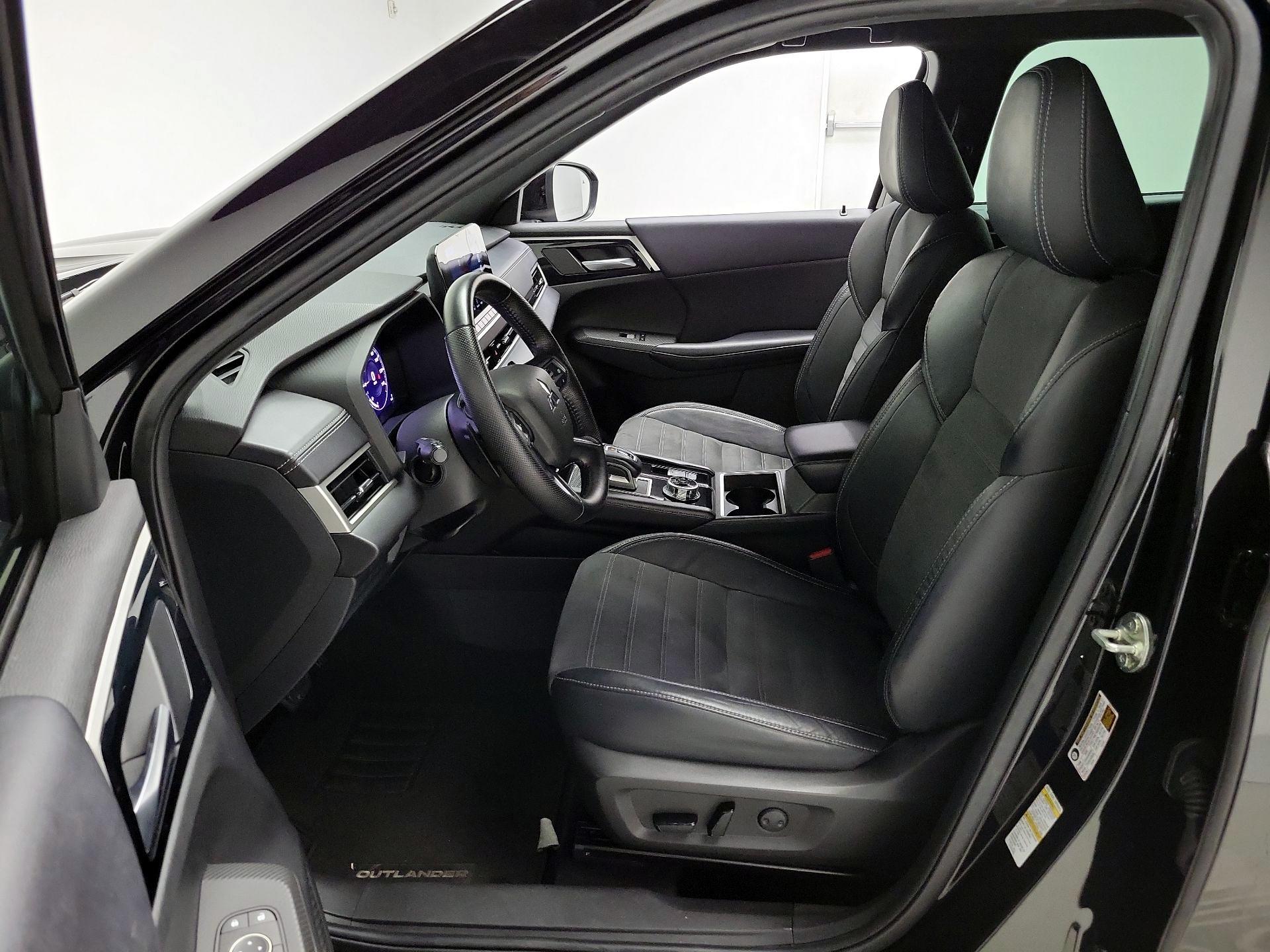Thumbnail: 2023 Mitsubishi Outlander - 11