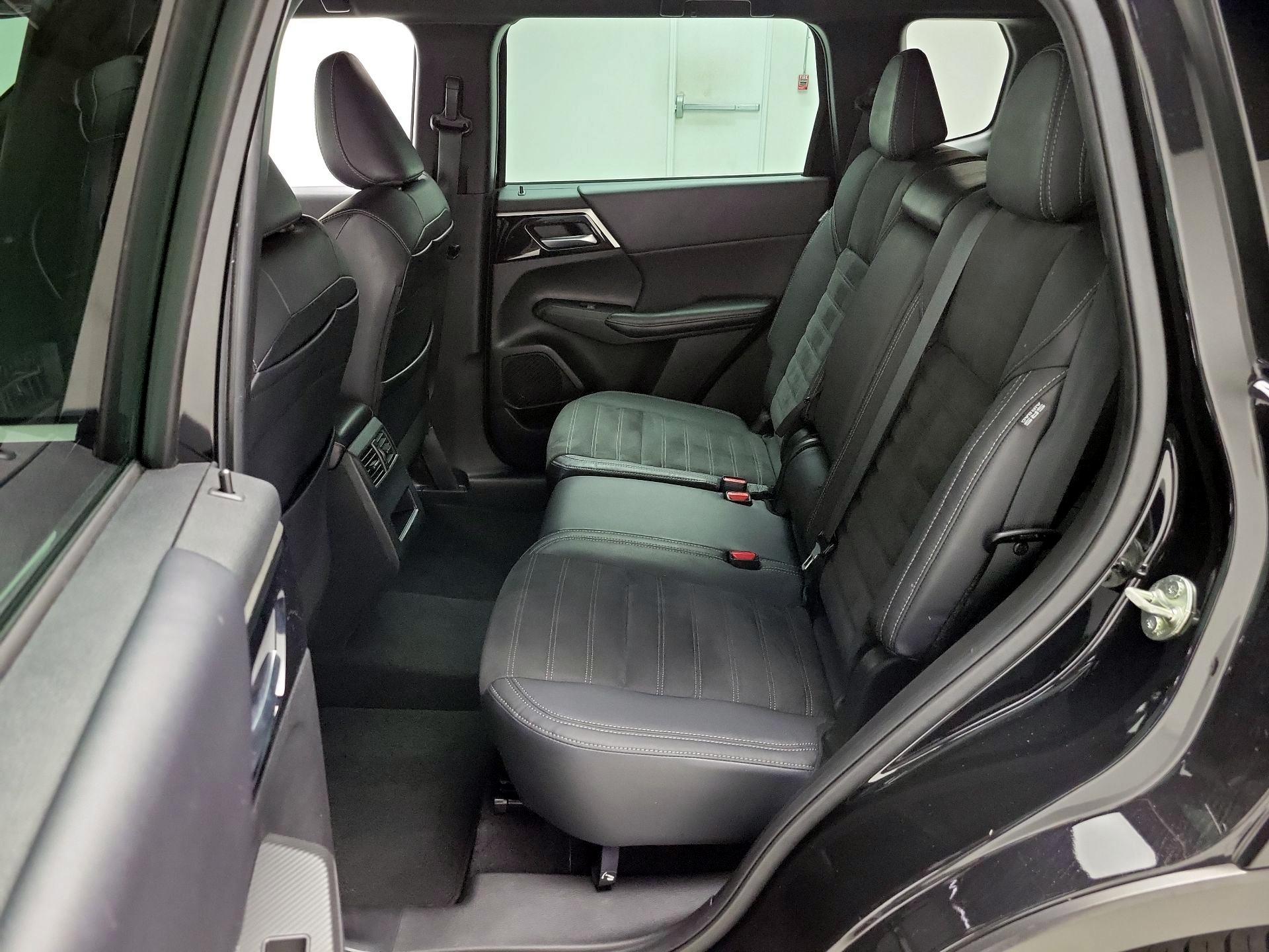Thumbnail: 2023 Mitsubishi Outlander - 20